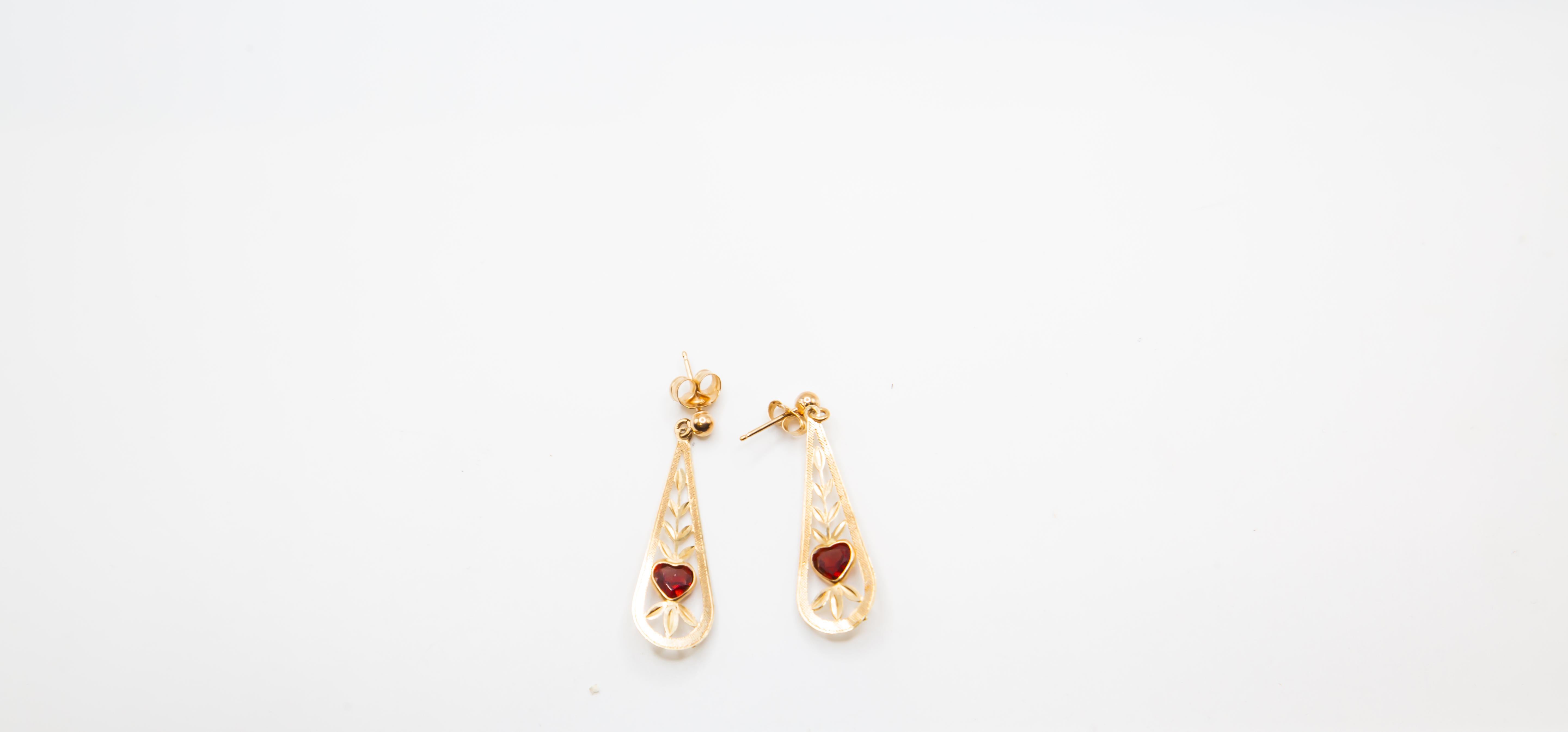 Vintage 14KGold Tropfen Ohrringe mit Granat Herz Steine. Romantisches Filigran-Design im Angebot 1