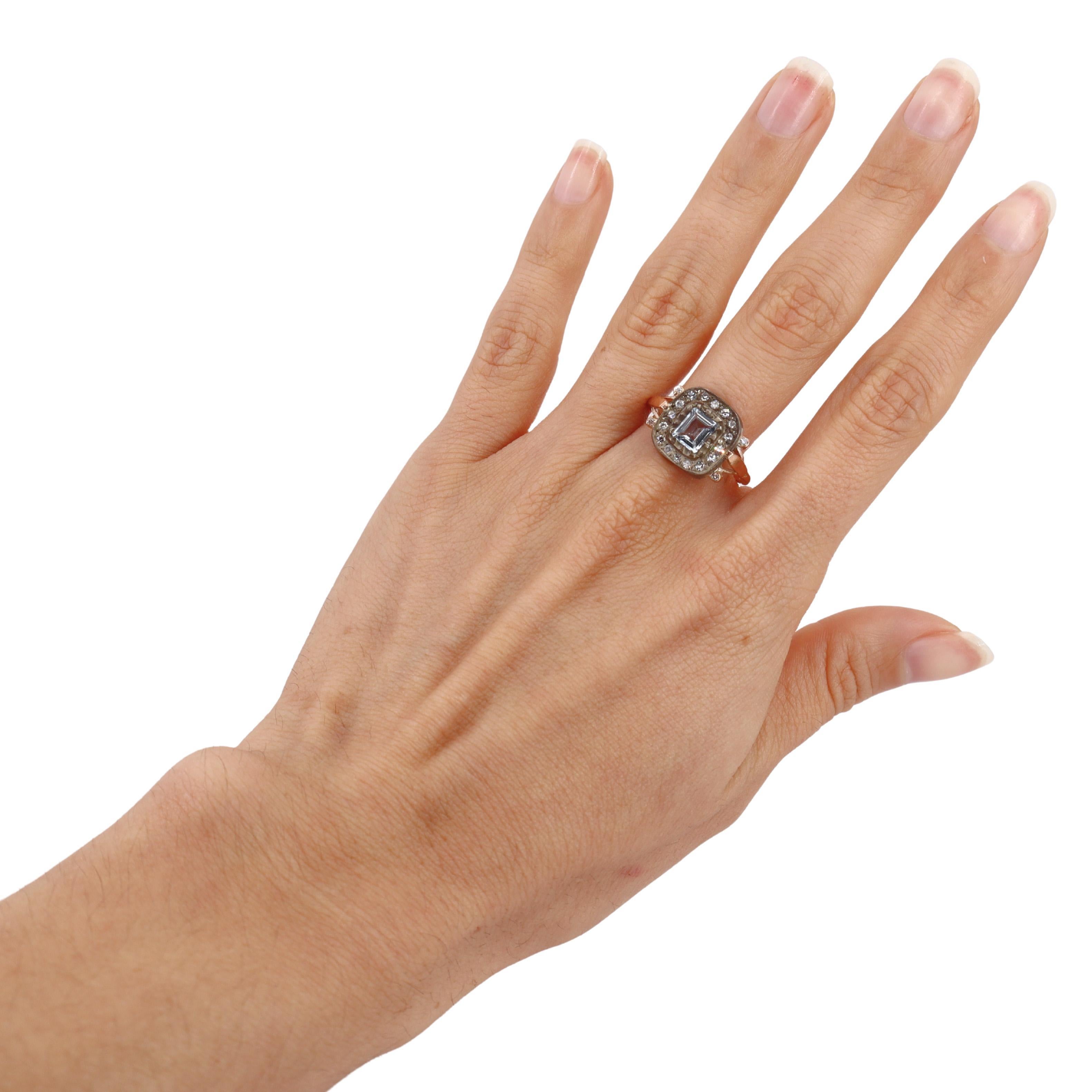Ti presentiamo uno splendido anello vintage meticolosamente realizzato in oro rosa 14kt e impreziosito da una parte superiore in argento. Al centro si trova un'incantevole acquamarina taglio smeraldo di circa 1,00 carati, che emana una tranquilla