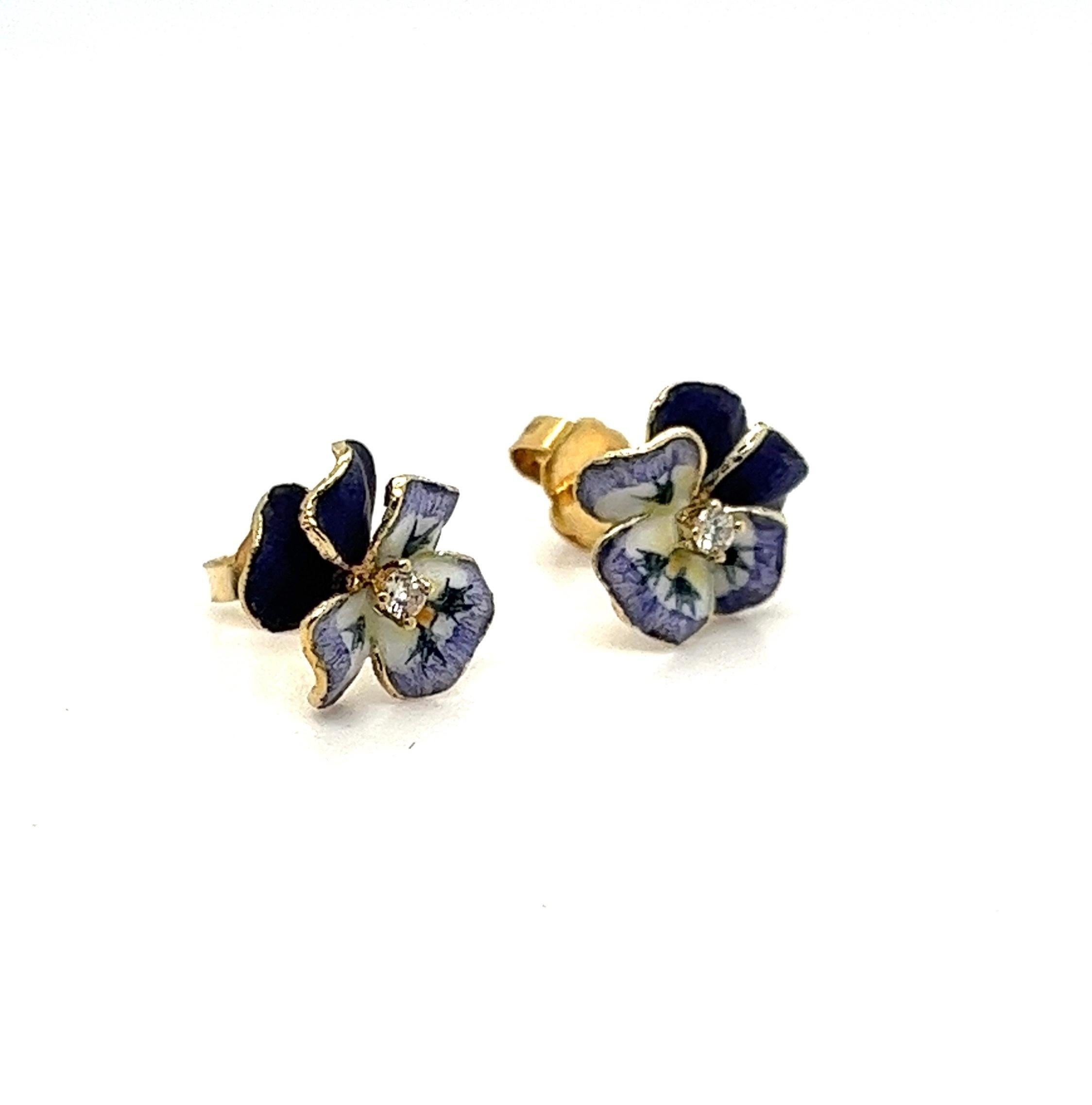 Charmante Vintage 10mm emaillierte Blume Ohrstecker - CIRCA 1990

Erhöhen Sie Ihre Eleganz mit diesen exquisiten Vintage-Blumen-Ohrsteckern. Die um 1990 gefertigten Ohrringe haben einen zarten Durchmesser von 10 mm und sind mit leuchtenden