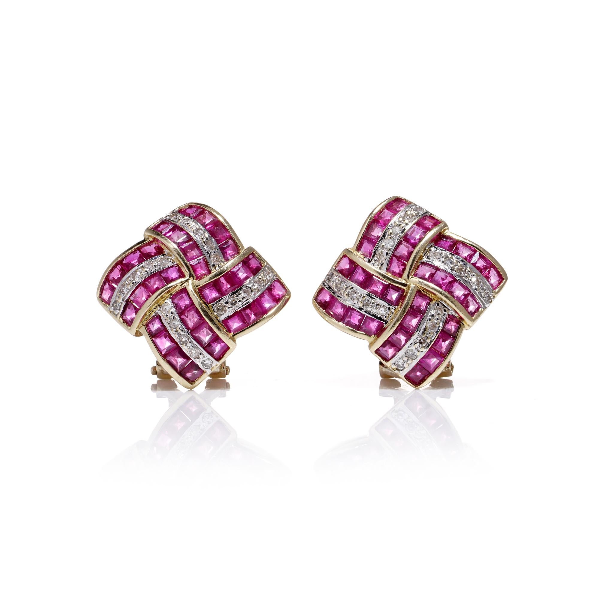 Geometrischer Clip aus 14 Karat Gold mit Rubin und Diamanten im geometrischen Design  - an Ohrringen (Brillantschliff) im Angebot