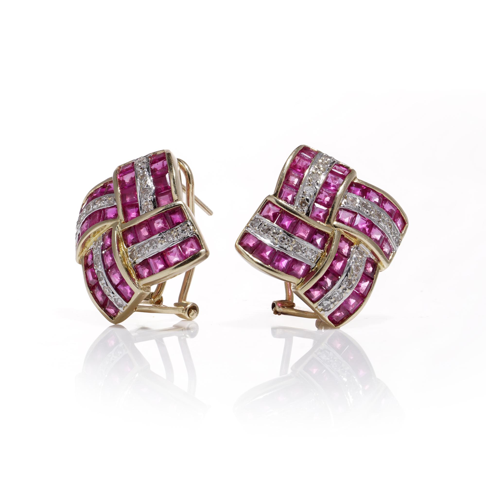 Geometrischer Clip aus 14 Karat Gold mit Rubin und Diamanten im geometrischen Design  - an Ohrringen im Zustand „Hervorragend“ im Angebot in Braintree, GB