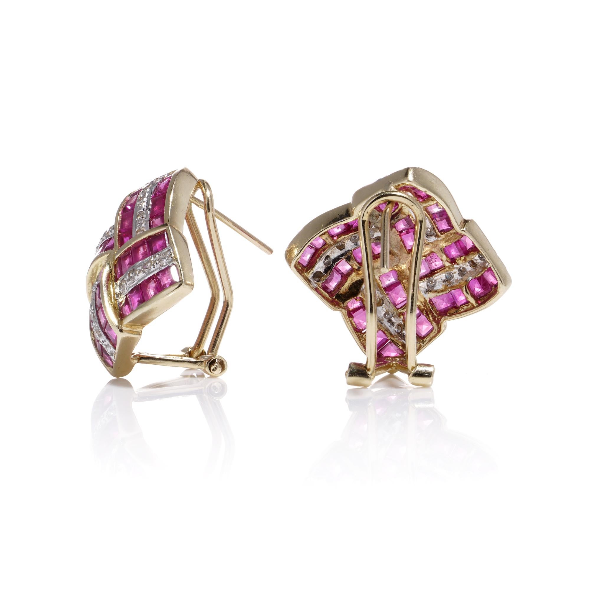 Geometrischer Clip aus 14 Karat Gold mit Rubin und Diamanten im geometrischen Design  - an Ohrringen Damen im Angebot