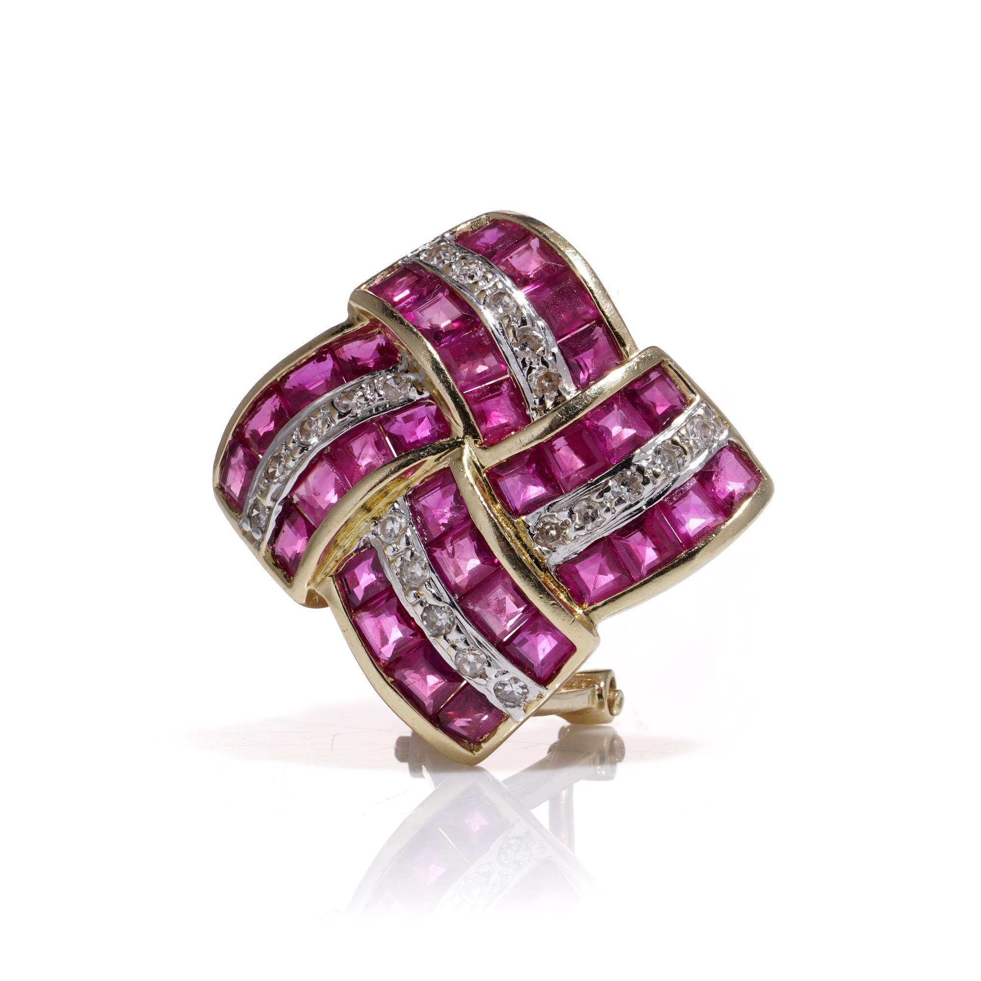 Geometrischer Clip aus 14 Karat Gold mit Rubin und Diamanten im geometrischen Design  - an Ohrringen im Angebot 1