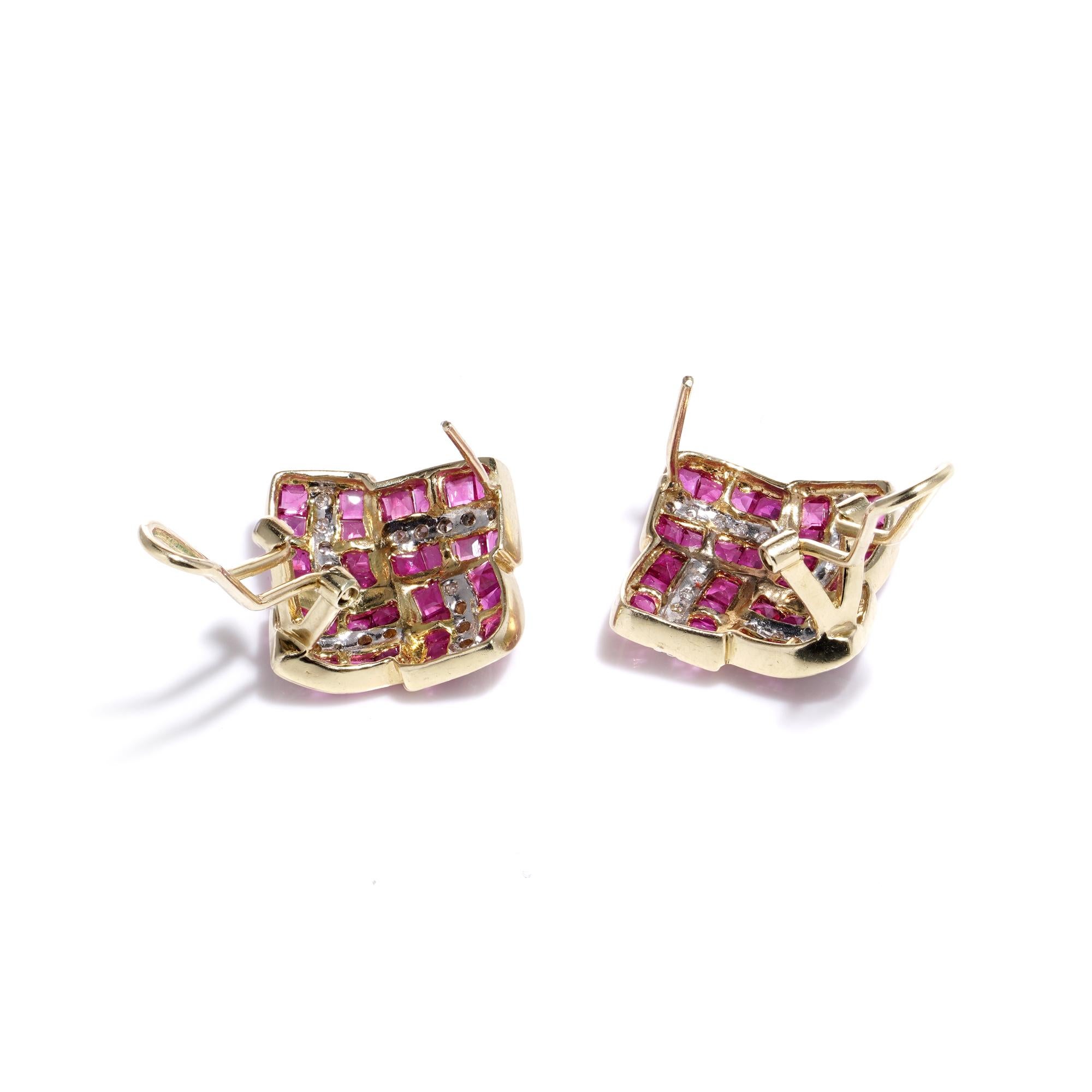 Geometrischer Clip aus 14 Karat Gold mit Rubin und Diamanten im geometrischen Design  - an Ohrringen im Angebot 2