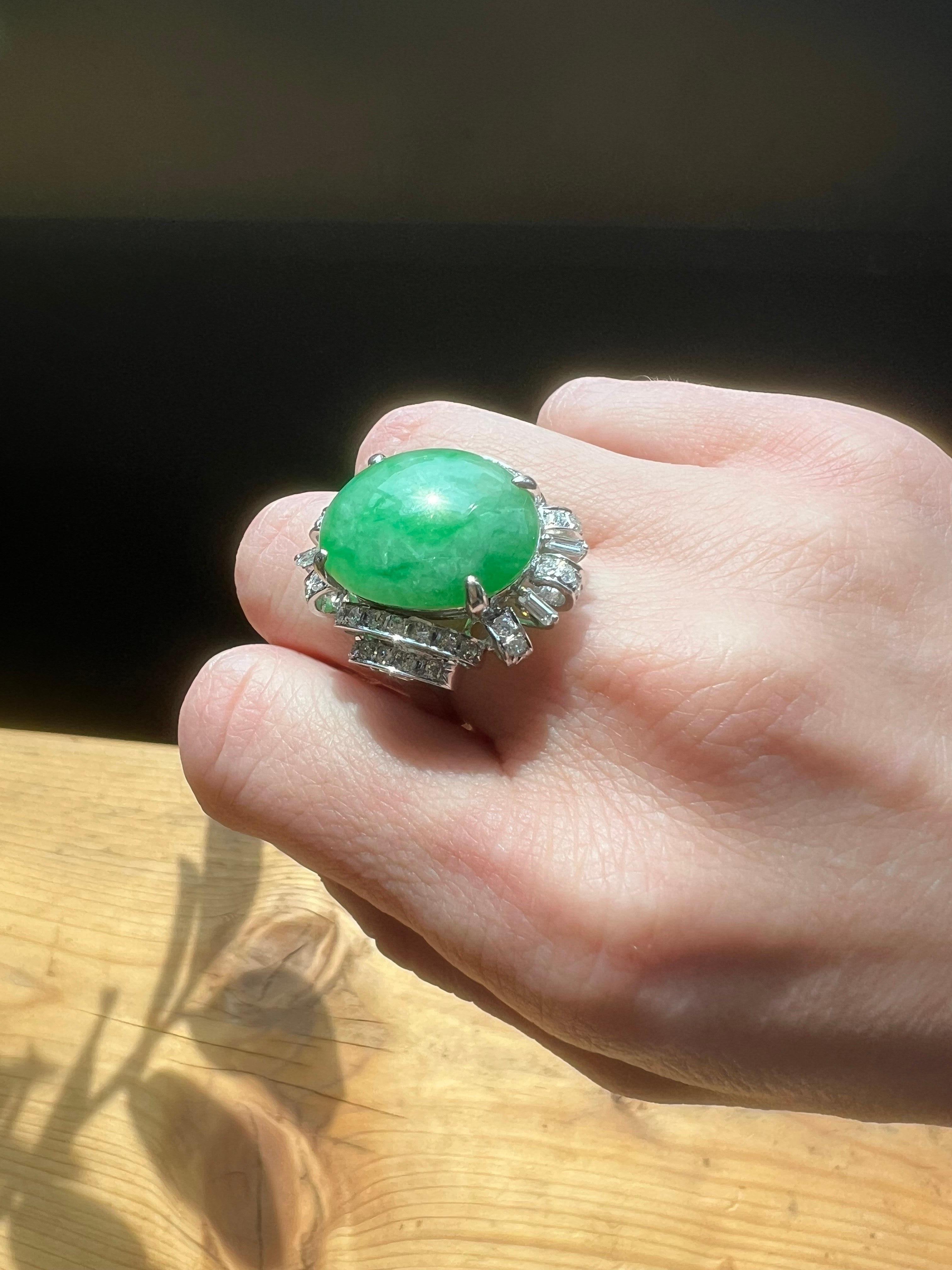 Vintage 14kt. Weißgold Jade Diamant-Cluster-Ring. 
Hergestellt in Circa. 1970's 
Gepunzt mit 585er Goldmarke und IPC-Herstellermarke. 
Wird mit einem Zertifikat geliefert.

Abmessungen:
Fingergröße (UK) = K 1/2 (US) = 5 1/2 EU) = 50.25
Länge x