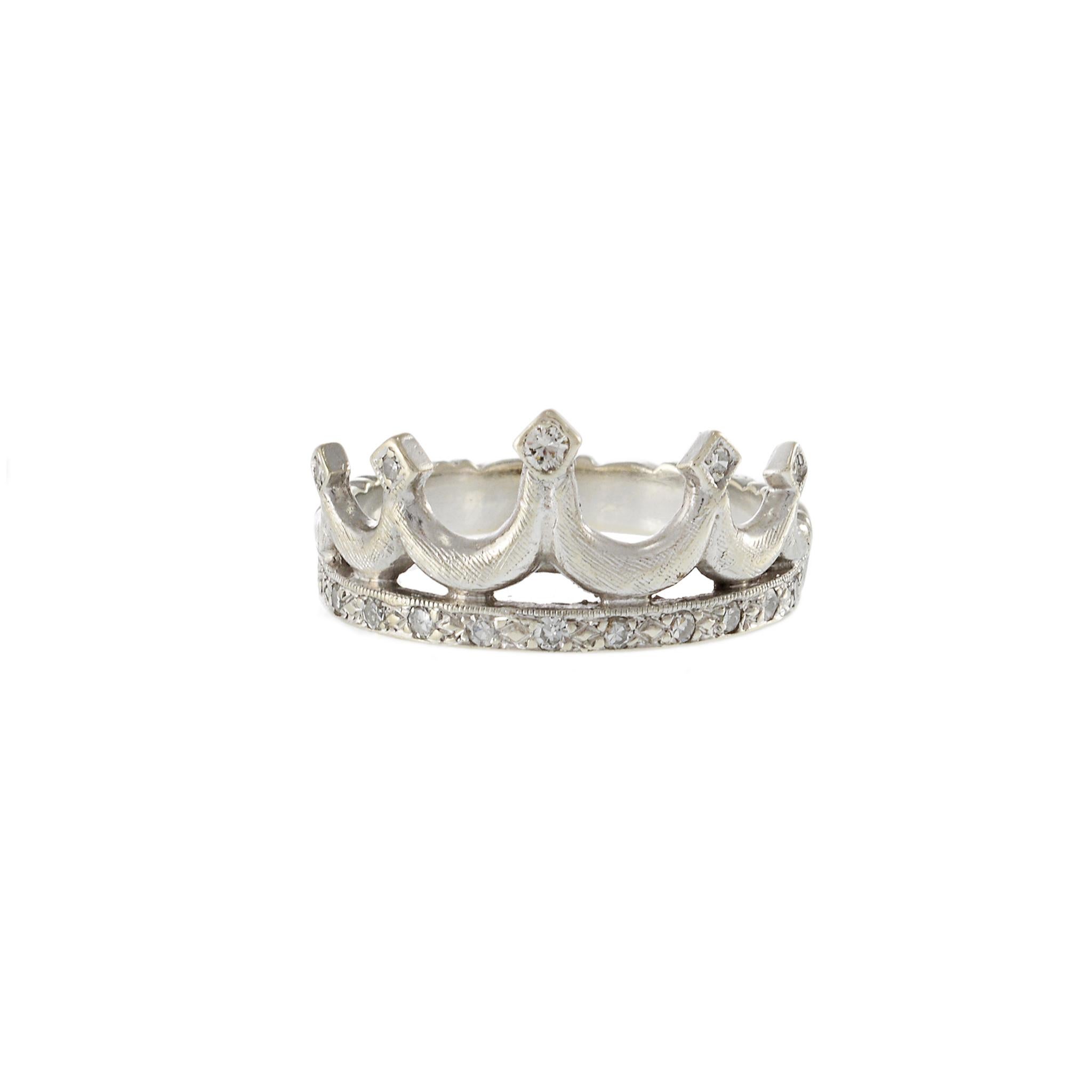 Vintage 14KT White Gold and Round Cut Diamonds Crown Ring, featuring 0.25 carats of sparkling diamonds. This elegant piece, weighing 4.90 grams, showcases a regal crown design crafted from luxurious 14KT white gold, exuding timeless elegance and
