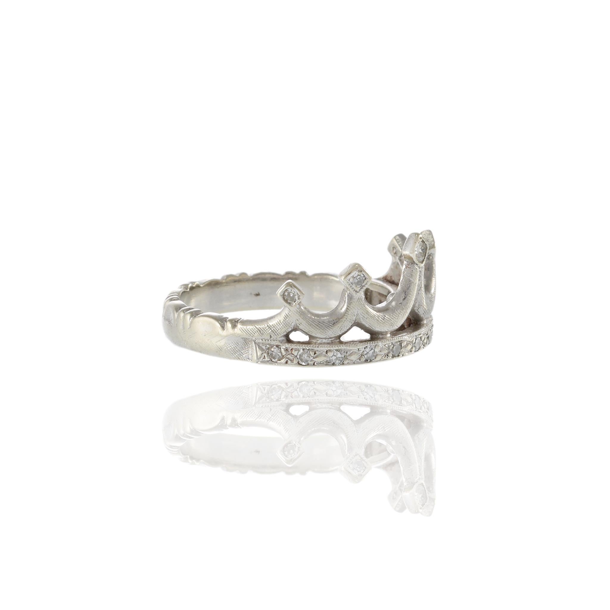 Vintage 14KT White Gold and Round Cut Diamonds Crown Ring In Excellent Condition In New York, NY