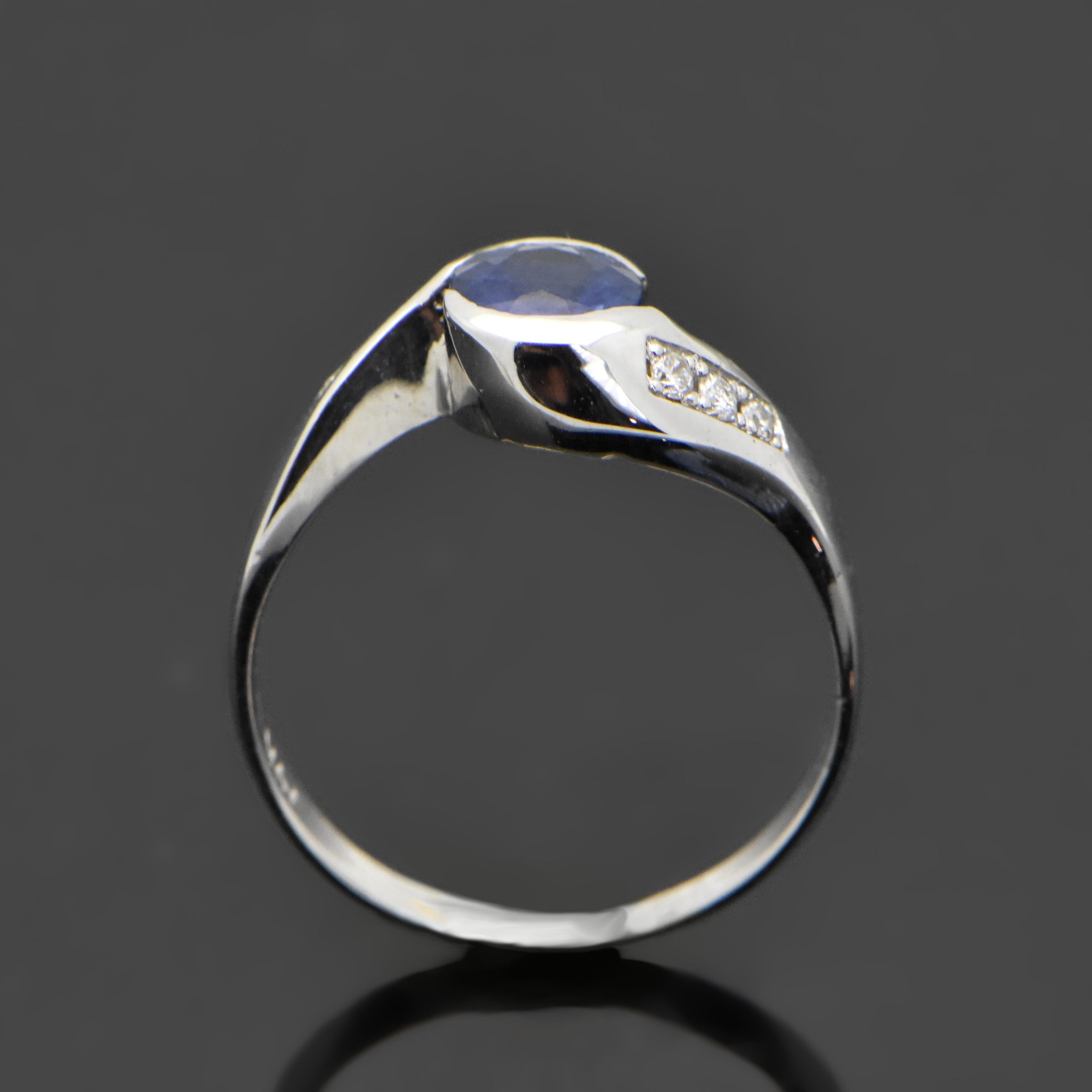 Vintage 14 Karat White Gold Blue Sapphire and Diamonds Ring In Excellent Condition For Sale In Los Angeles, CA