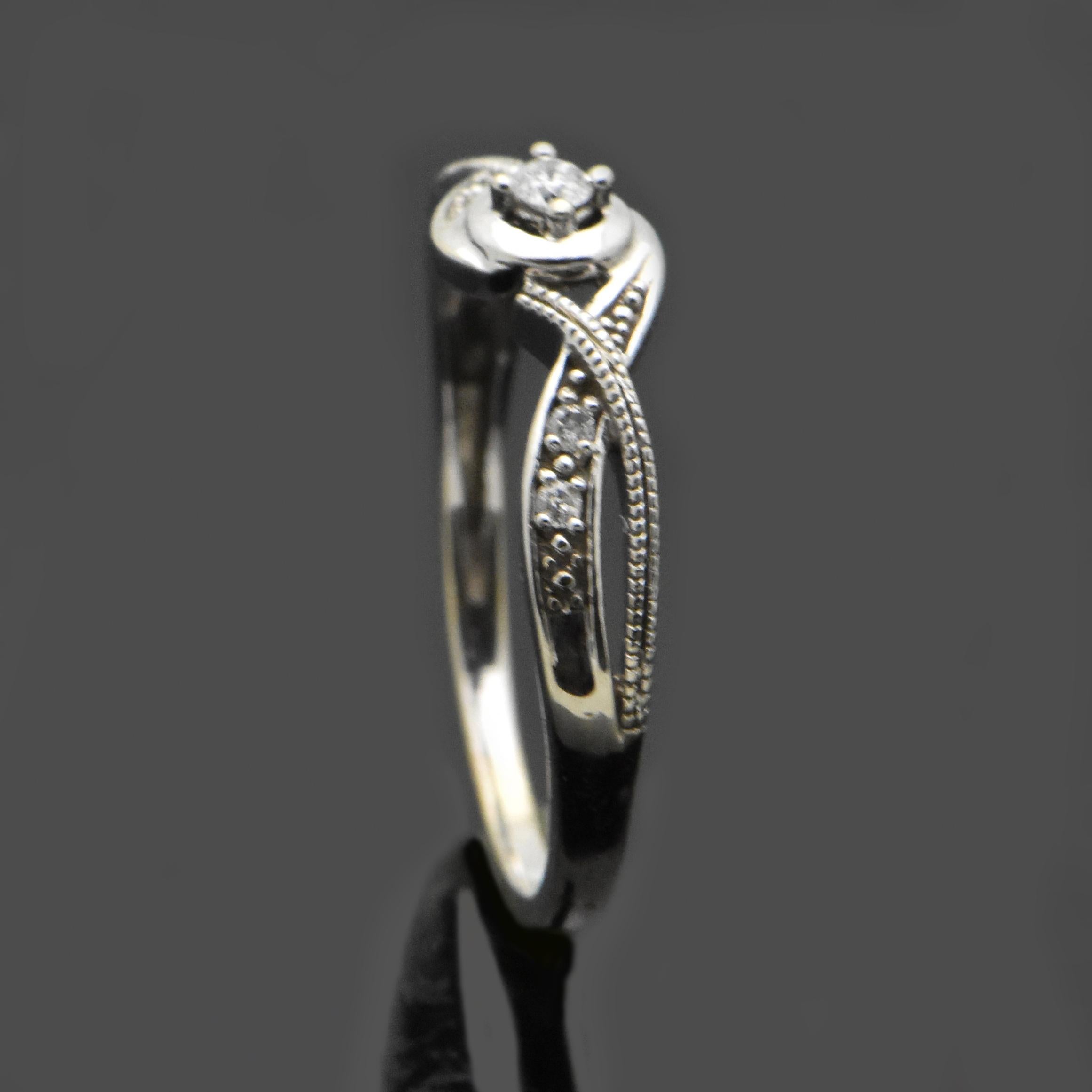 Vintage 14 Karat White Gold Diamonds Ring In Excellent Condition For Sale In Los Angeles, CA