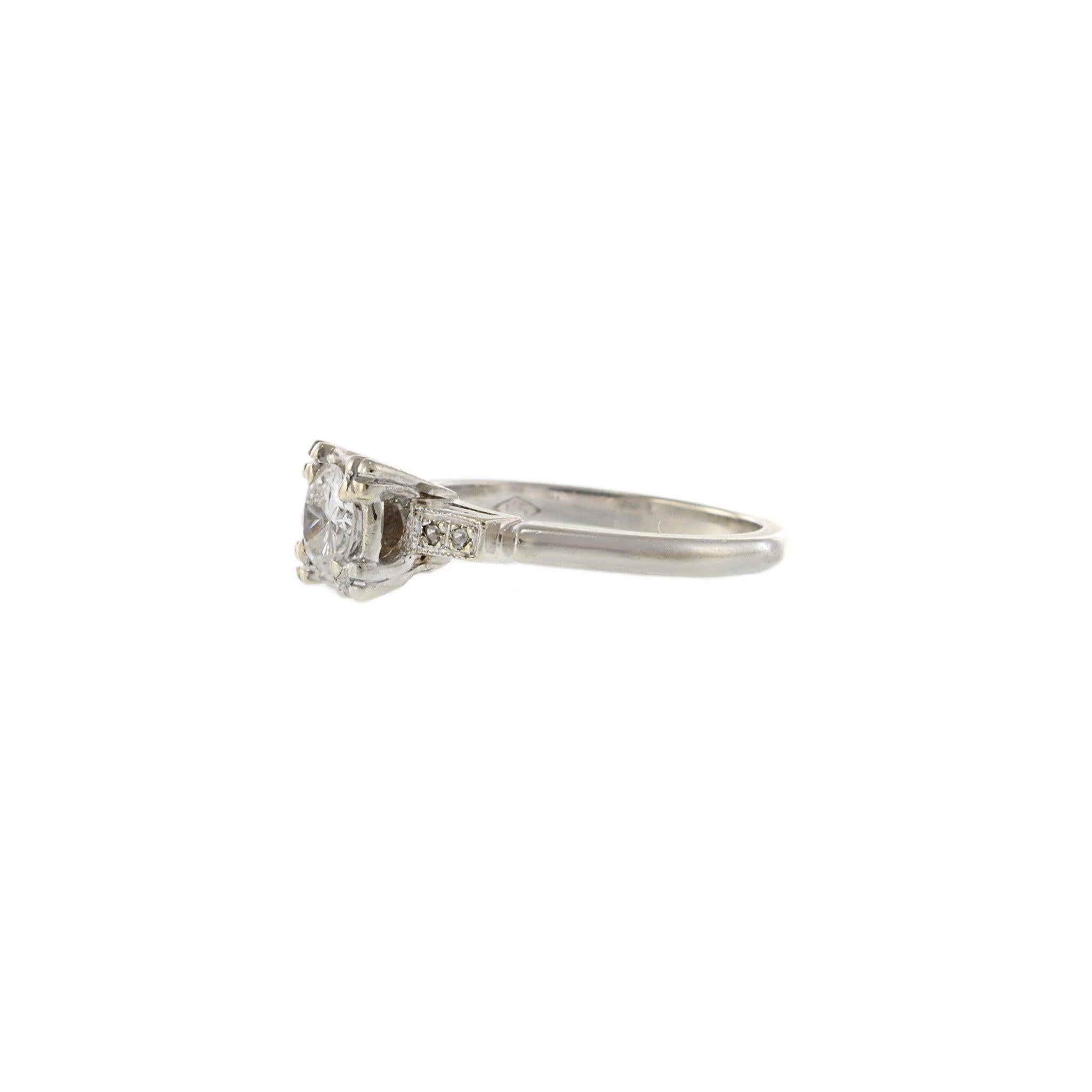 Cette bague de fiançailles vintage présente un poids total de 0,52 carat de diamants de pureté G-SI, centrés autour d'un diamant de taille européenne ancienne dans une monture sécurisée à double pince. Fabriquée en or blanc 14KT, la bague comprend