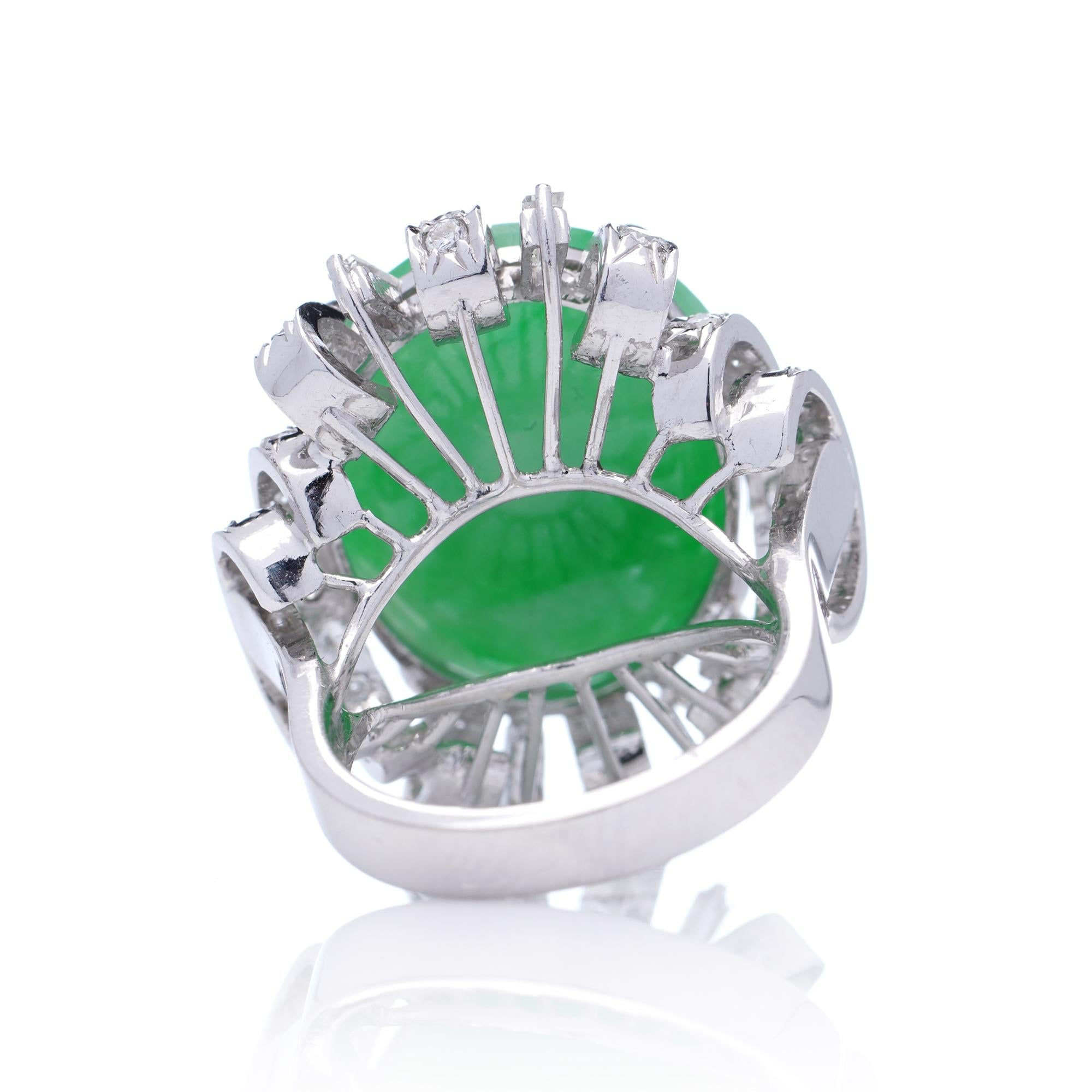 Vintage 14kt. Weißgold 23,10 ct. Vintage.  Jade-Diamant-Cluster-Ring im Angebot 1