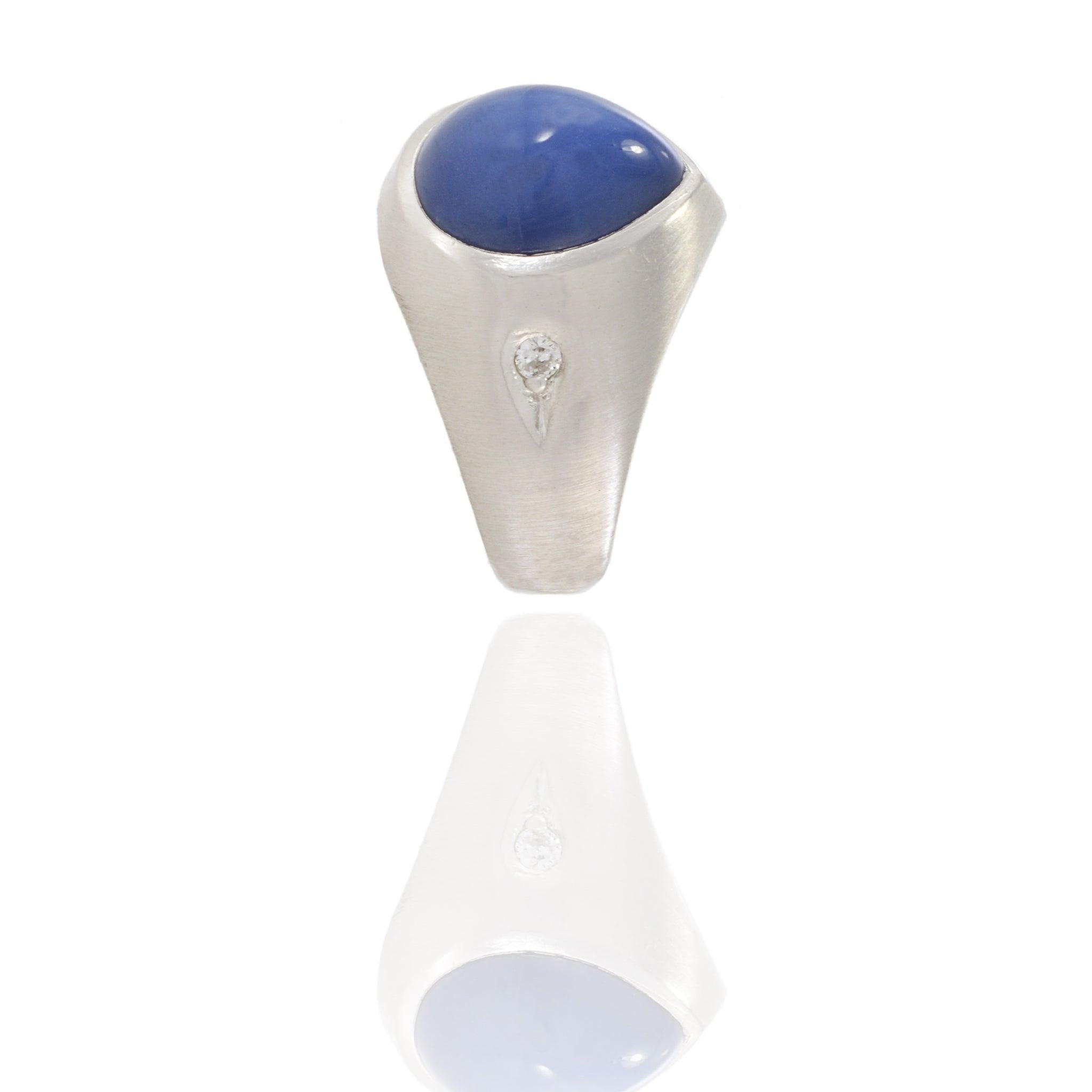 Vintage 14KT White Gold Pear Cabochon Star Sapphire and Diamond Ring In Good Condition For Sale In New York, NY