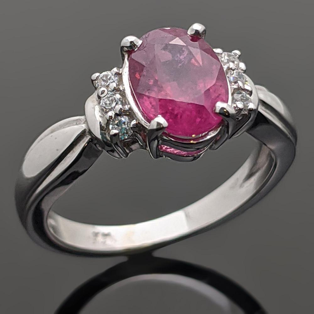 Contemporary Vintage 14 Karat White Gold Pink Sapphire and Diamonds Ring For Sale