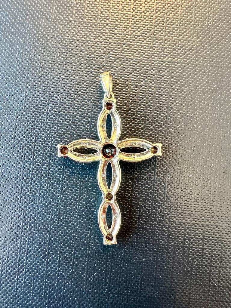 Kreuz aus 14 Karat Gelb- und Weißgold mit Granaten und Diamanten (Moderne)