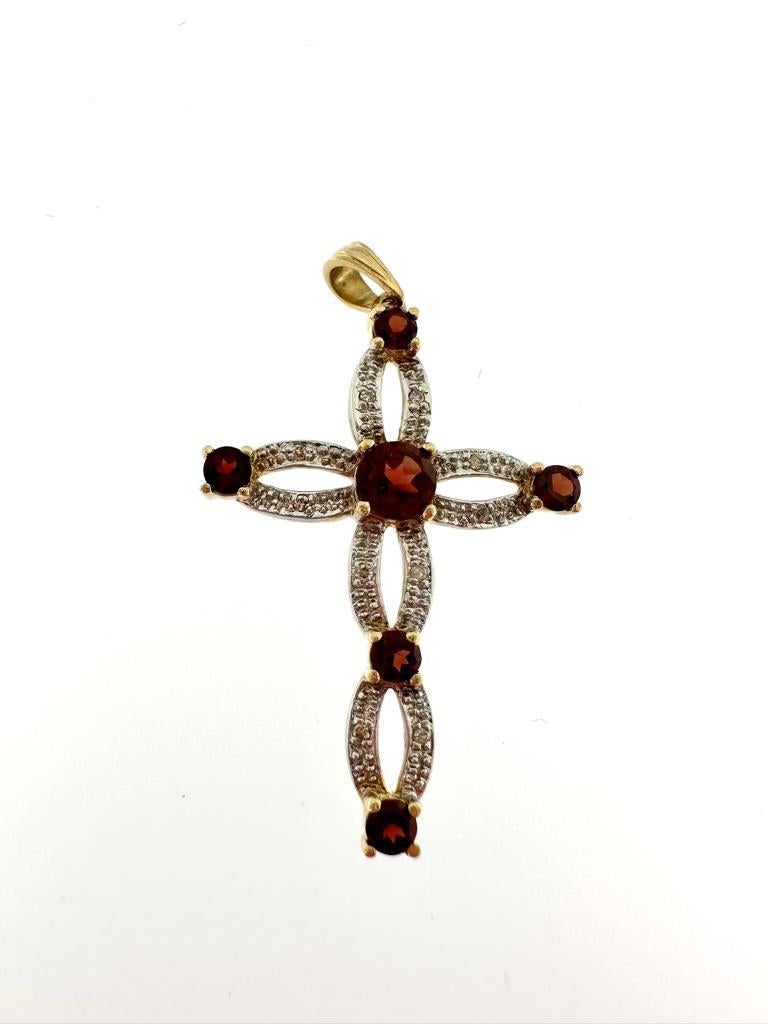 Kreuz aus 14 Karat Gelb- und Weißgold mit Granaten und Diamanten (Brillantschliff) im Angebot