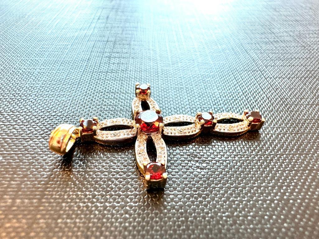 Kreuz aus 14 Karat Gelb- und Weißgold mit Granaten und Diamanten 1
