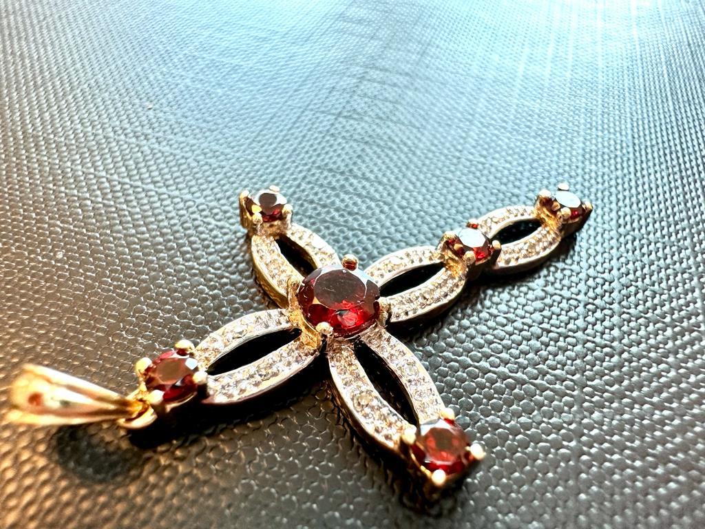 Kreuz aus 14 Karat Gelb- und Weißgold mit Granaten und Diamanten 2