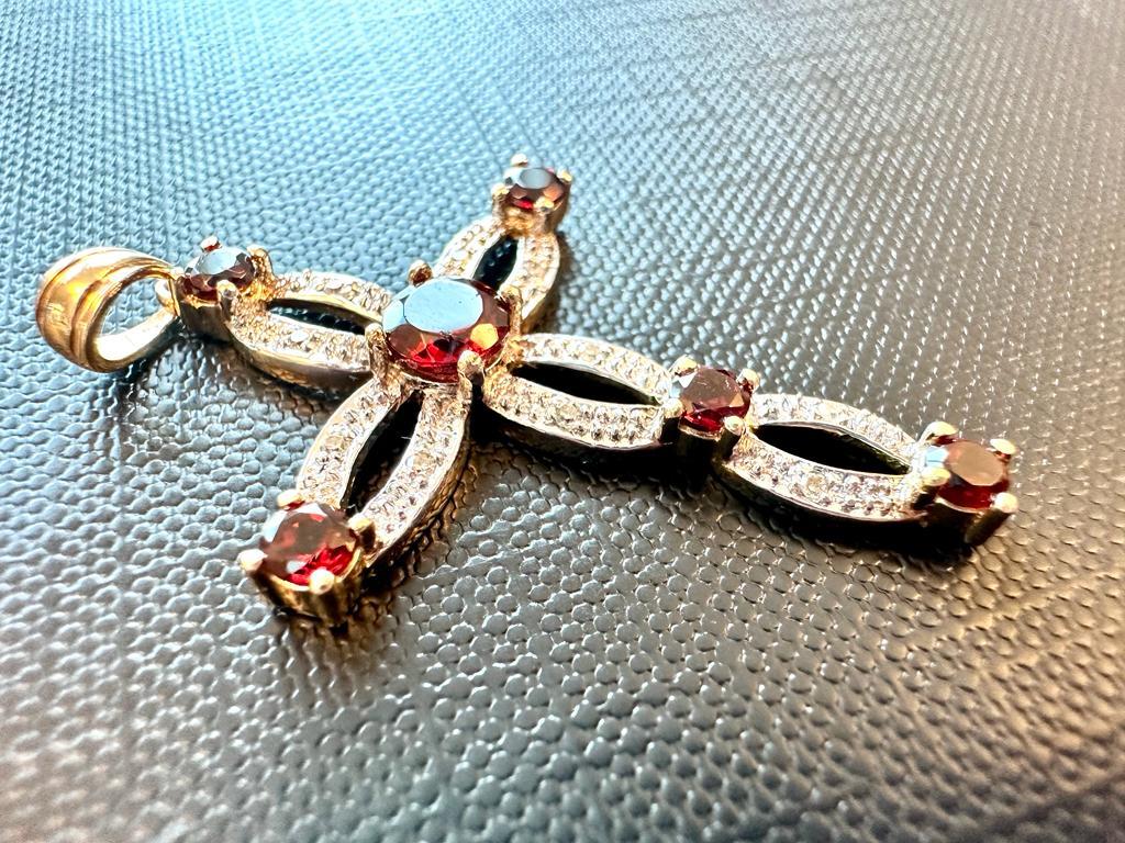 Kreuz aus 14 Karat Gelb- und Weißgold mit Granaten und Diamanten 3