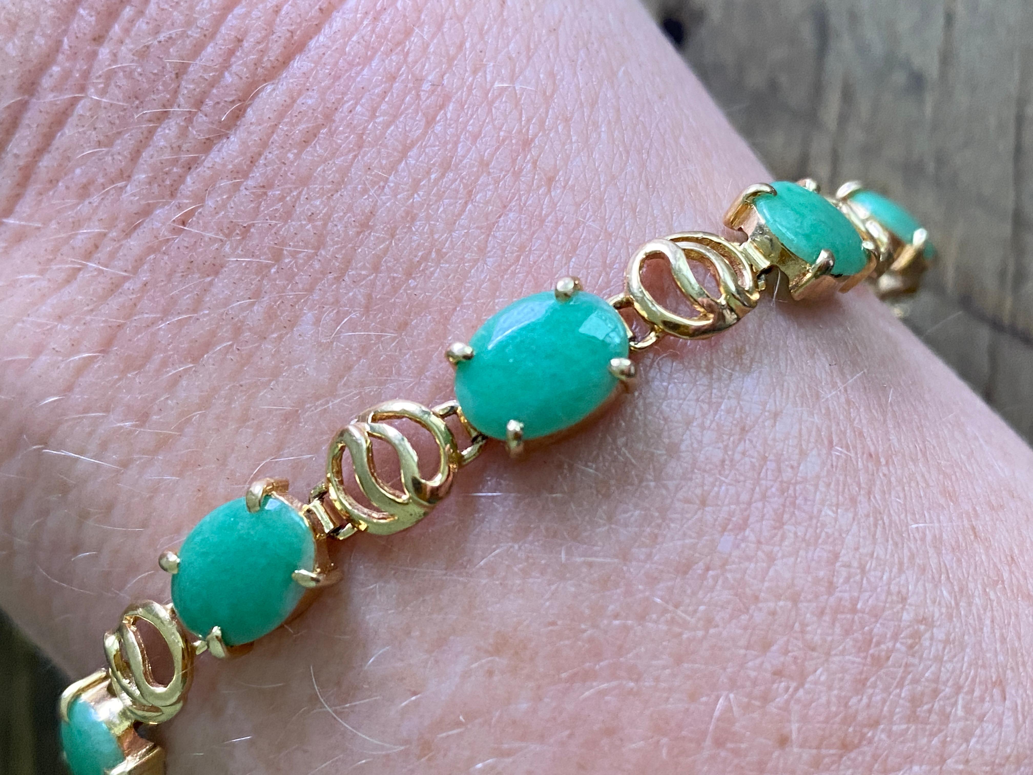 Romantic Vintage, 14kt Yellow Gold and Light Green Jade Bangle Bracelet