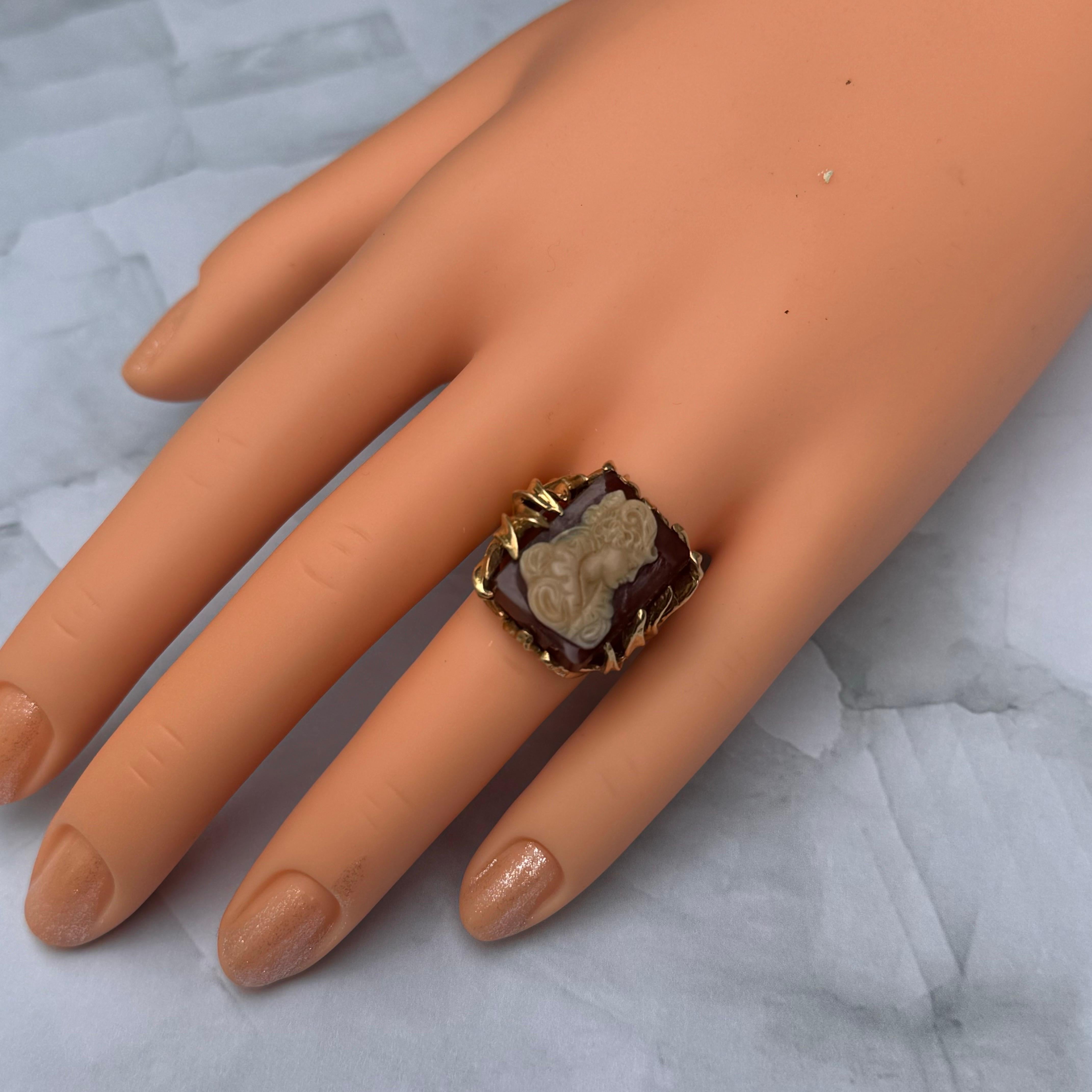 Vintage 14kt yellow Gold Carved Hard Stone  Ring  For Sale 9