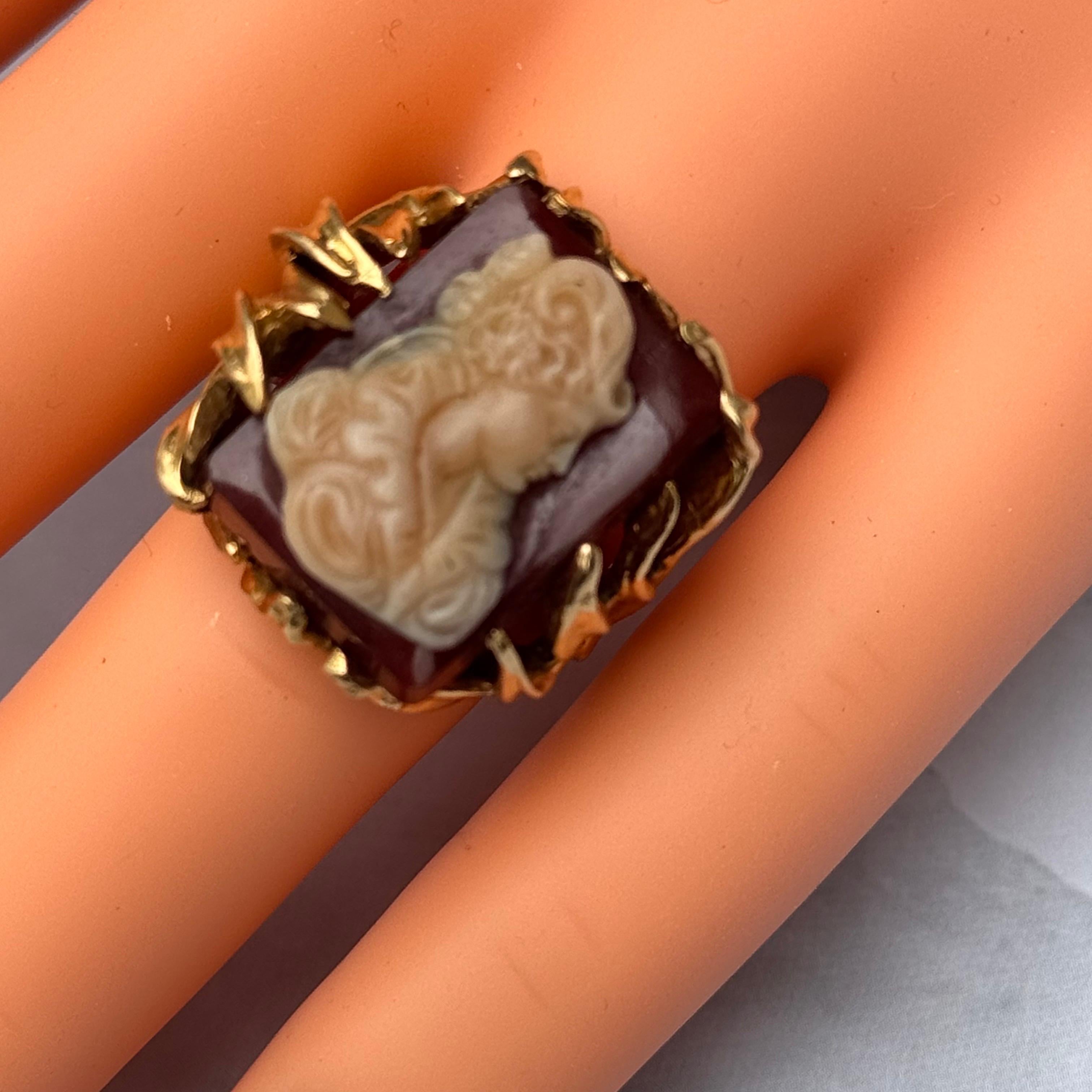 Vintage 14kt yellow Gold Carved Hard Stone  Ring  For Sale 12