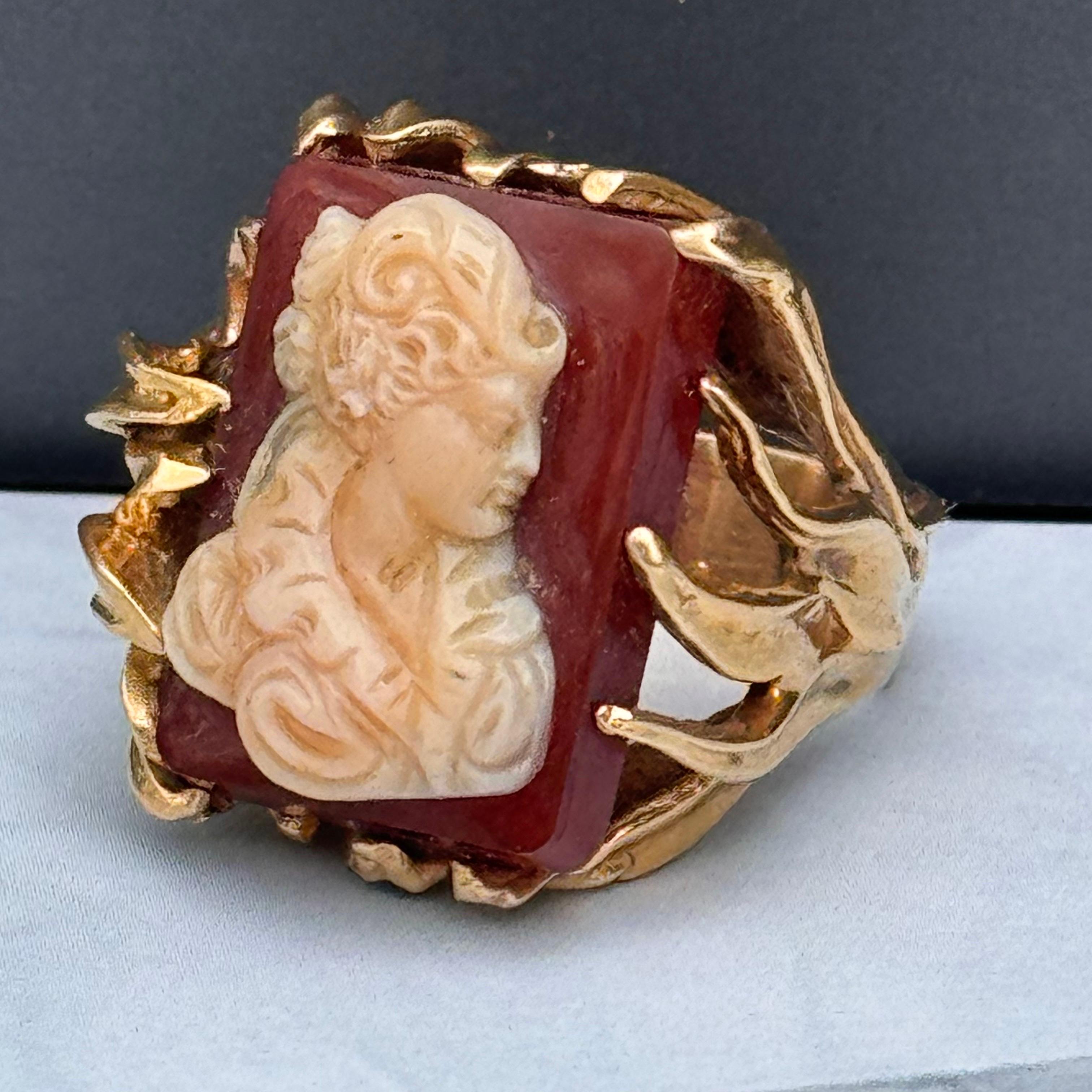 Vintage 14kt gelb Gold geschnitzt harten Stein  Ring  (Art nouveau) im Angebot