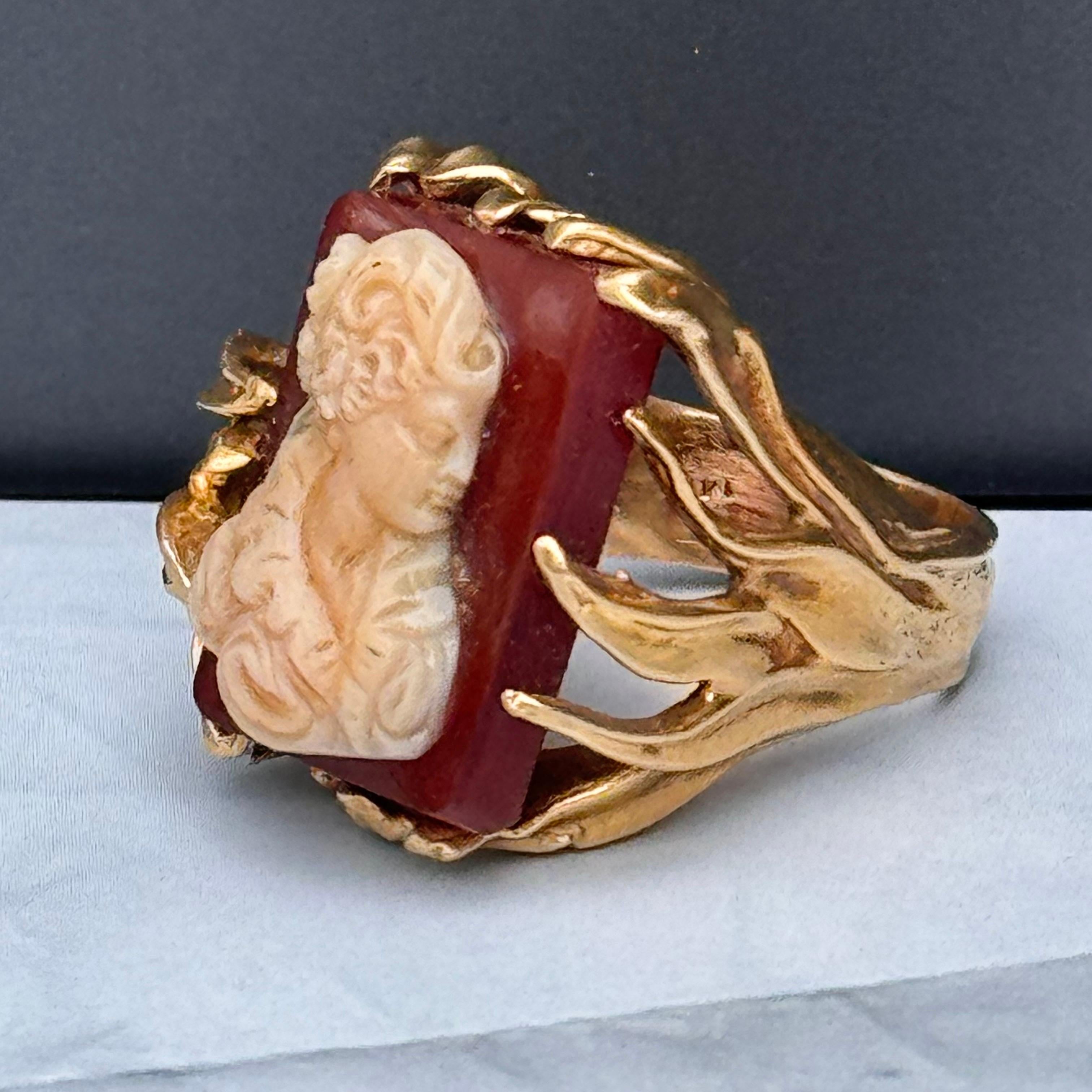 Vintage 14kt yellow Gold Carved Hard Stone  Ring  In Good Condition For Sale In Plainsboro, NJ
