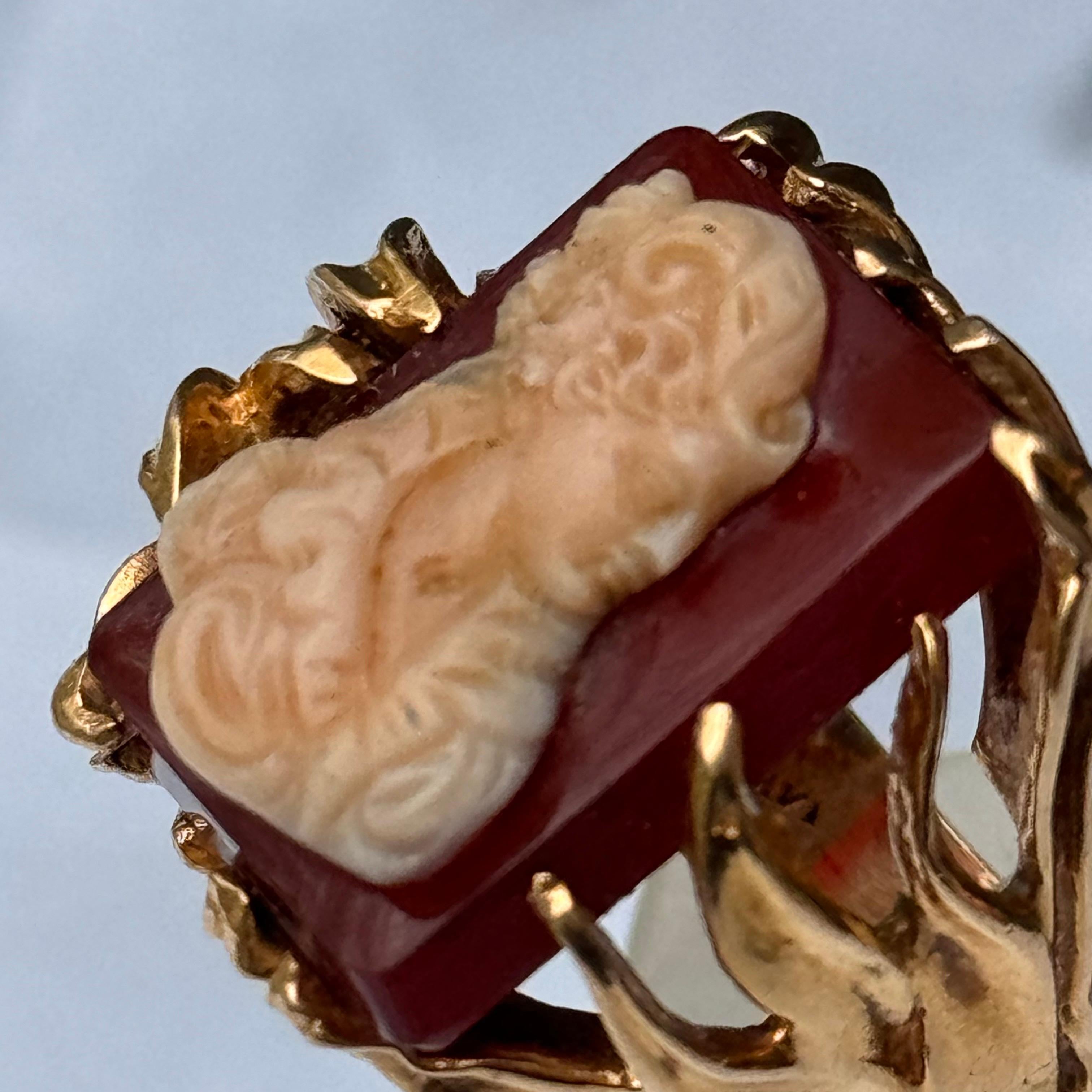 Vintage 14kt yellow Gold Carved Hard Stone  Ring  For Sale 4