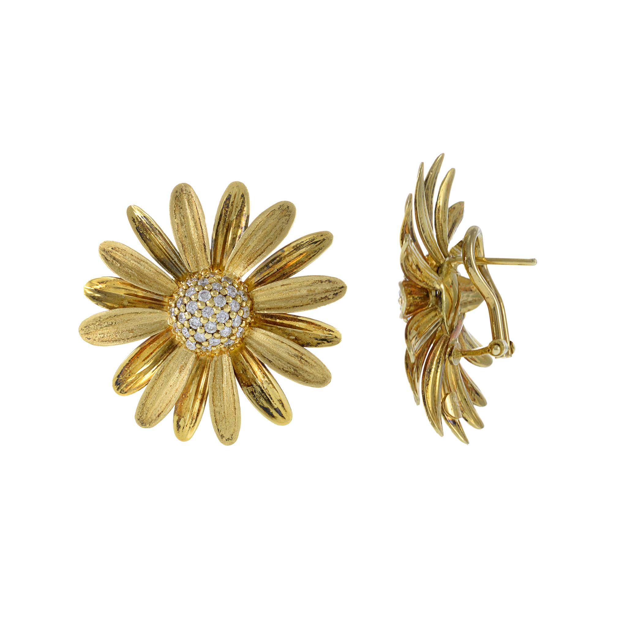 Vintage 14KT Yellow Gold Daisy Flower Diamond Earrings In Excellent Condition For Sale In New York, NY