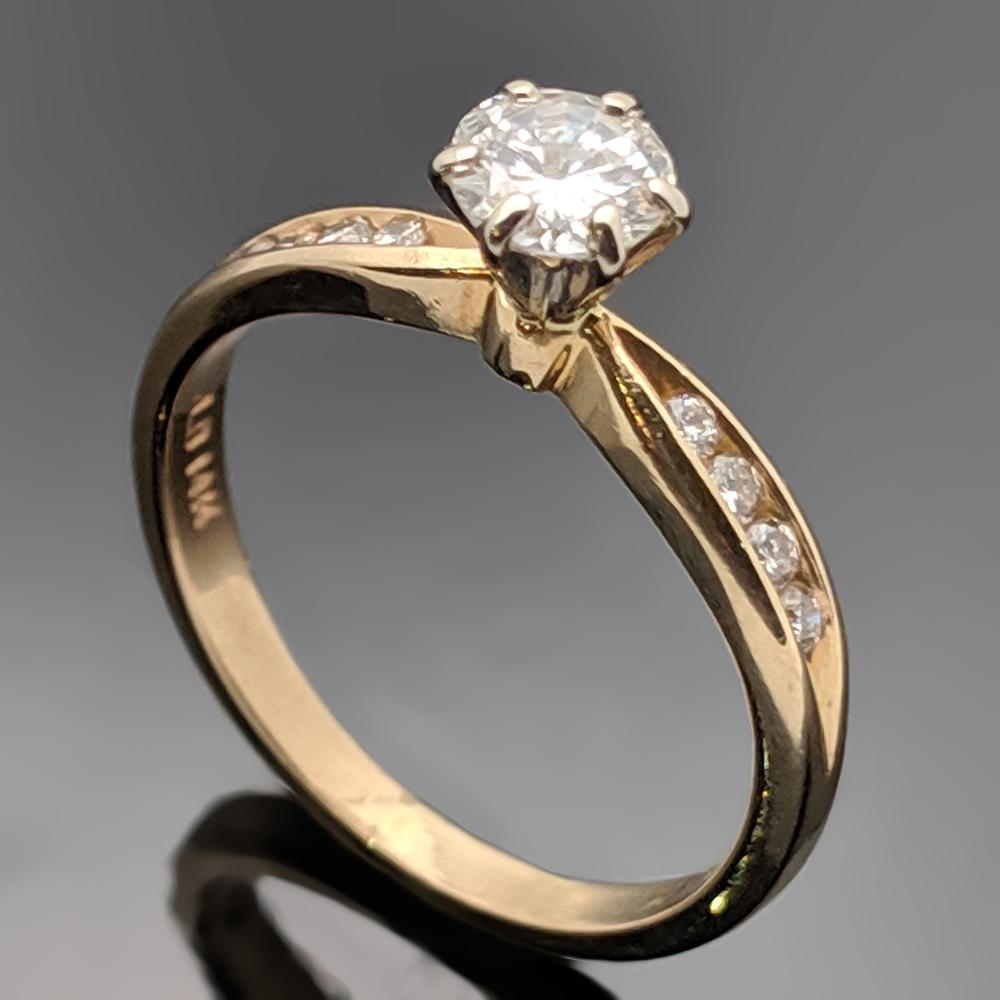 This ring is a 6 prong vintage 14kt yellow gold and diamonds ring with tapered shoulders. It features a round brilliant-cut diamond with an estimated weight of 0.38ct and side diamonds estimated 0.08 cttw. Estimated weight of gold 1.5 gr. 

We will