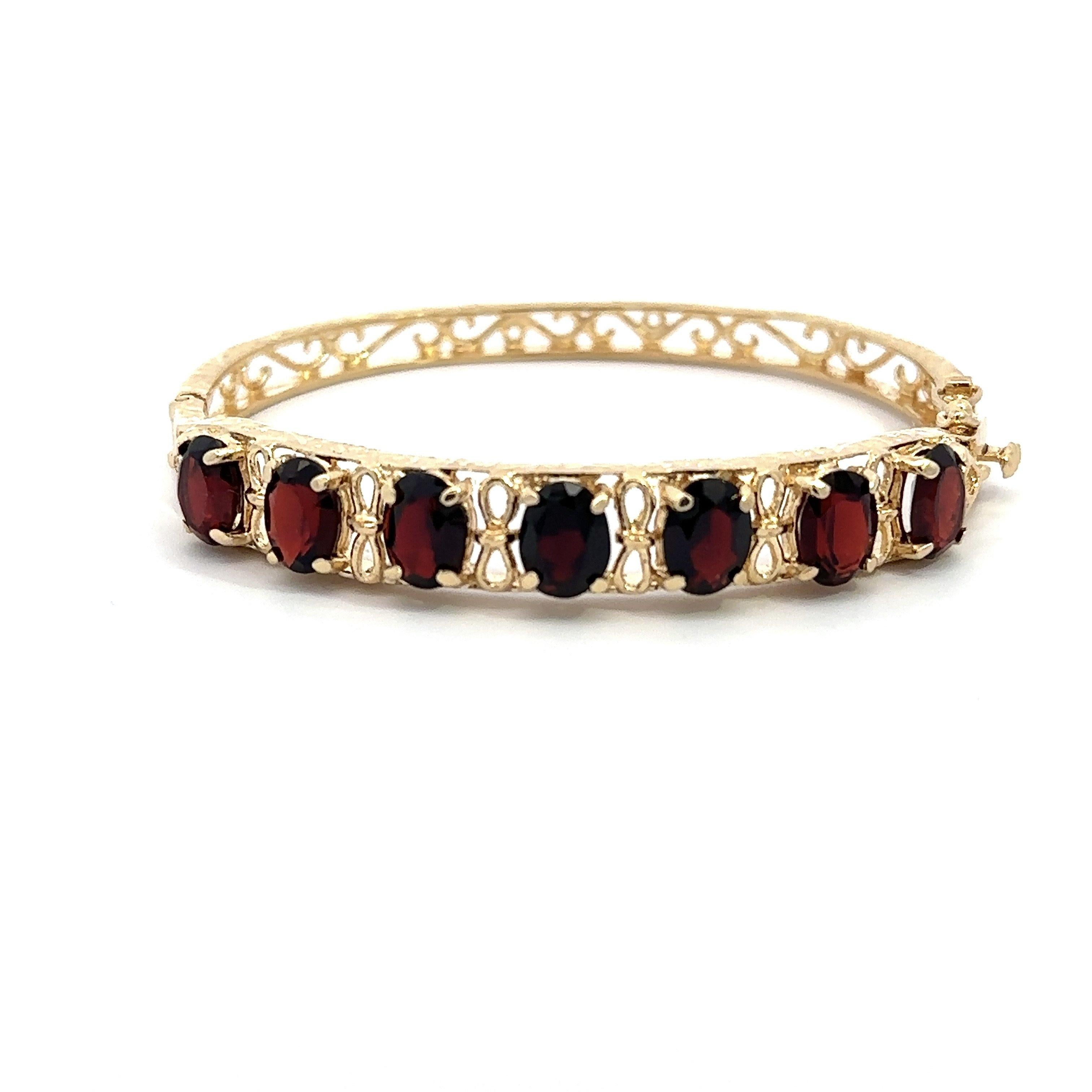 Vintage 14KT Yellow Gold Garnet Bangle Bracelet In Good Condition In Los Angeles, CA