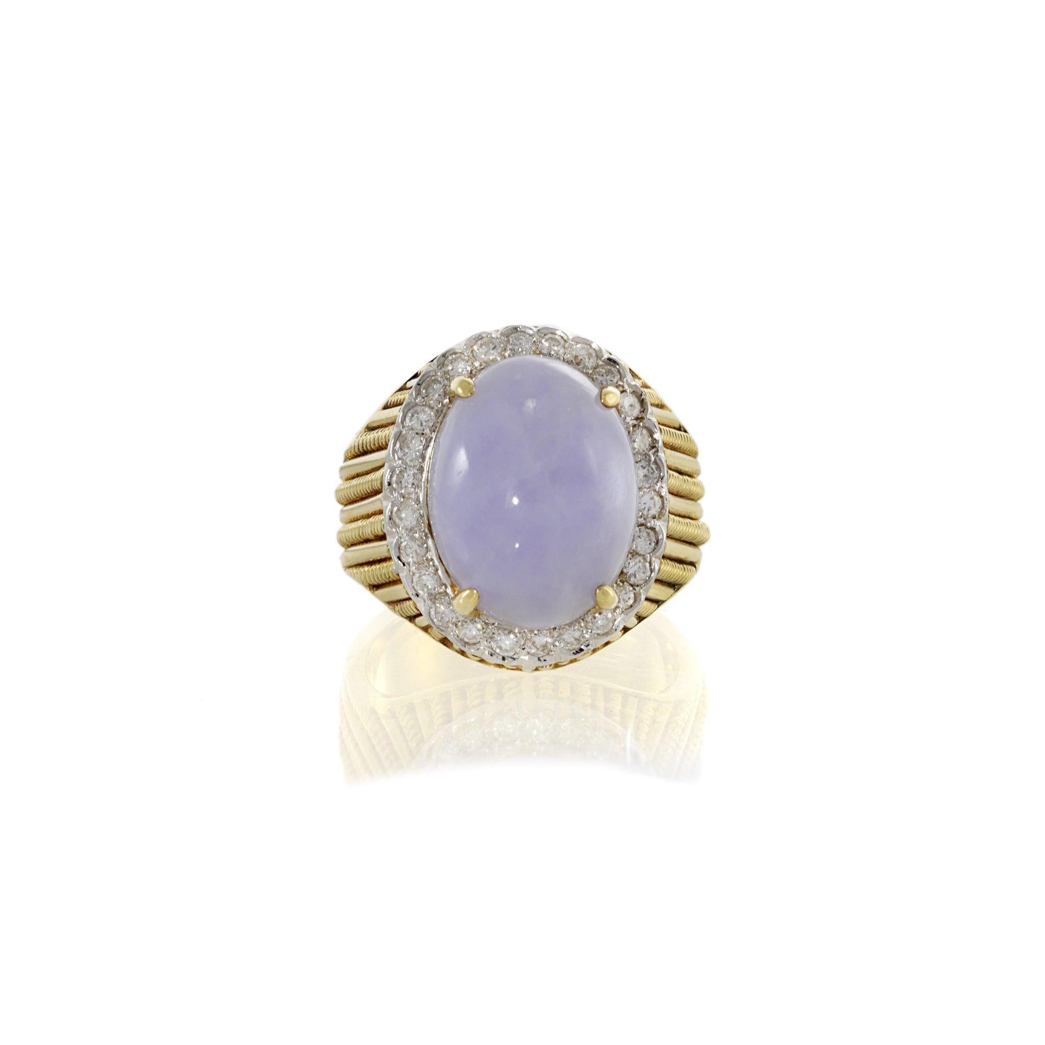 Questo anello da cocktail in oro giallo 14KT, un pezzo di gioielleria vintage di grande impatto, è caratterizzato da una grande giada lavanda ovale tagliata a cabochon. La giada è circondata da un'aureola di 0,65 carati di diamanti taglio rotondo di