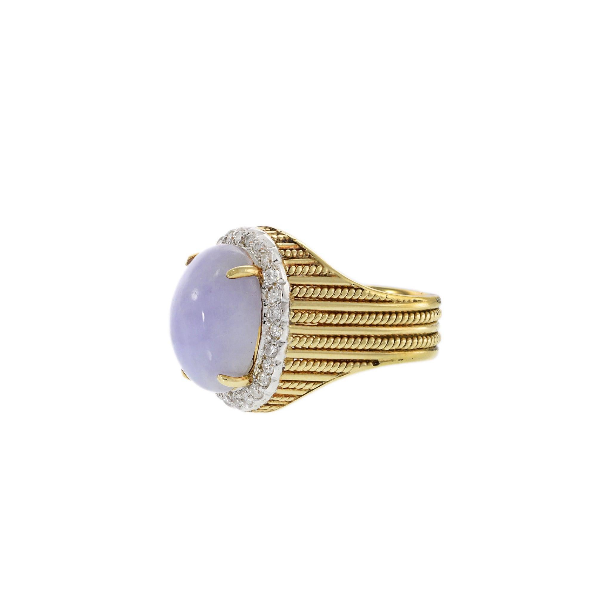 Cabochon Anello cocktail d'epoca in oro giallo 14KT con giada lavanda e diamanti in vendita