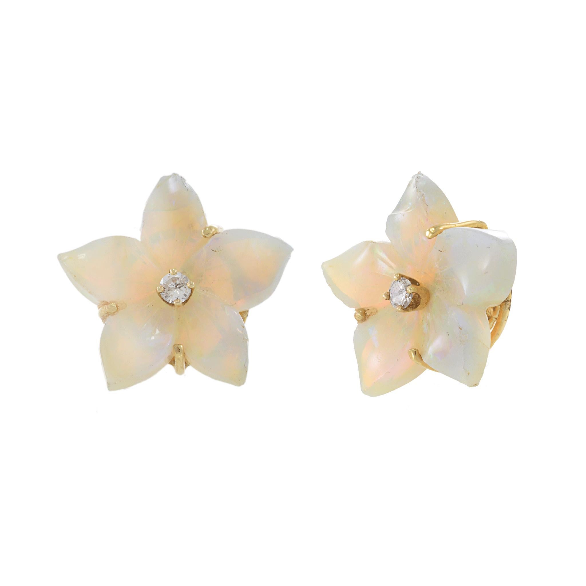 Diese ätherischen und äußerst femininen Blumenohrringe im Vintage-Stil sind aus 14-Karat-Gelbgold gefertigt und erblühen mit dem sanften Schillern echter Opale. Jedes Blütenblatt ist sorgfältig geschnitzt, um eine zarte Blumensilhouette zu formen,