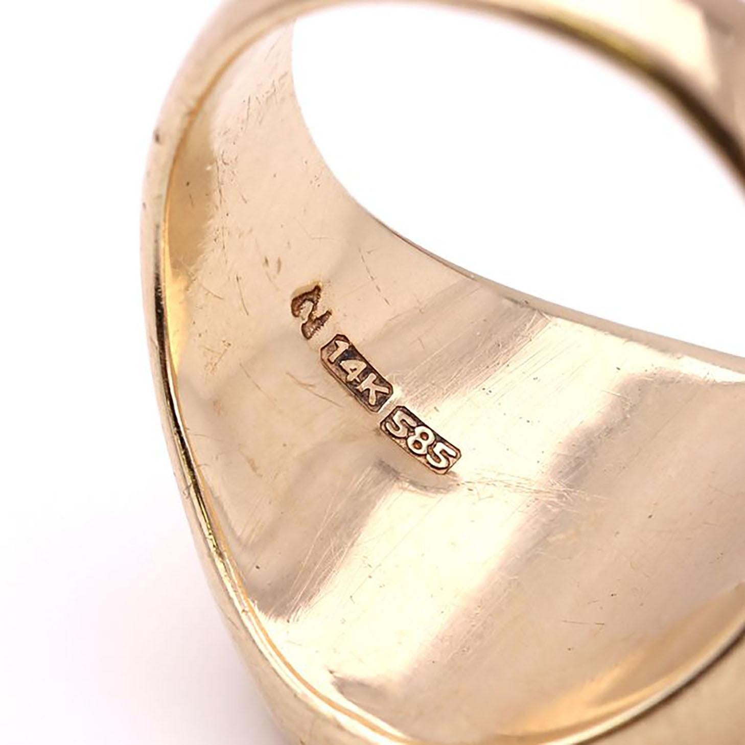 Vintage 14kt. Yellow Gold Oval Signet Ring with Engraved Dog and Latin Phrase In Good Condition In Braintree, GB