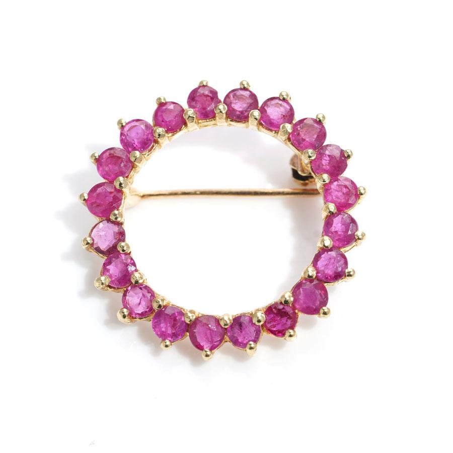 Round Cut Vintage 14 Karat Yellow Gold Round Brooch Set with 1.40 Carat, Rubies For Sale