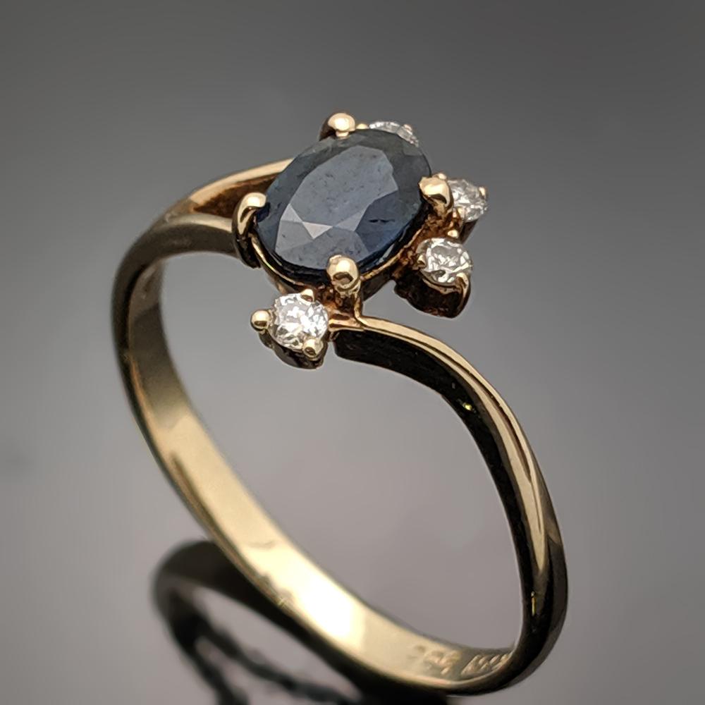 An elegant vintage 14kt yellow gold, blue sapphire and diamond Ring. Sapphire is an oval with estimated weight of 0.70ct and four brilliant diamonds which are 0.08 cttw. Estimated weight of gold 1 gr. 

We will size it for you

