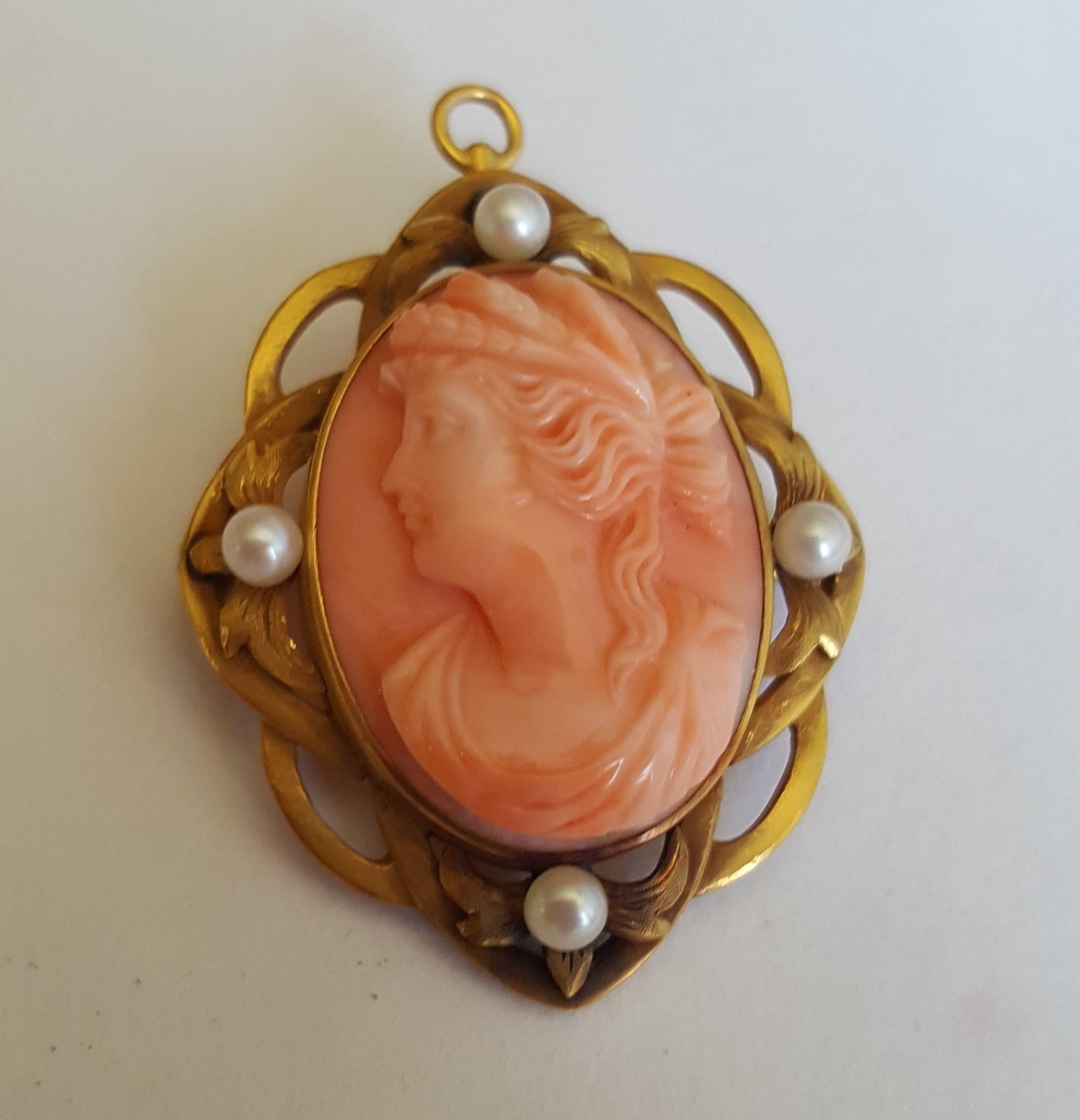 Vintage 14kt Yellow Solid Gold Cameo Pin/Pendant, White Natural Pearls 12.7 gr In Good Condition For Sale In San Diego, CA