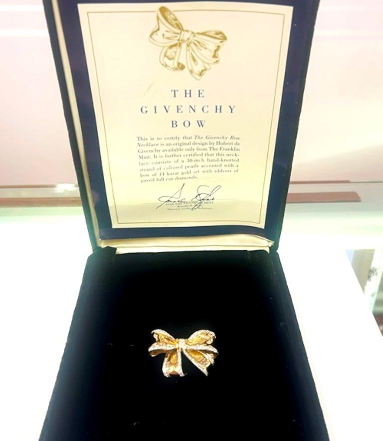 Vintage 14KYG Franklin Mint by Givency Diamond Bow 1.35Cts

Discover the iconic jewelry from maison Givenchy, Elevate your look! 
Comes with original box and papers 
 
Diamonds

Round Brilliant Cuts= Apx. 1.35 Carats 

Color

G/H

Clarity