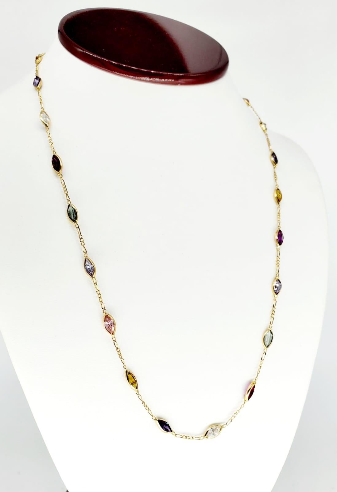 Vintage 15 Carat Marquise Multi Gemmes Figaro Link Necklace 14k Gold. Le collier pèse environ 8 grammes et mesure 20 pouces de long.