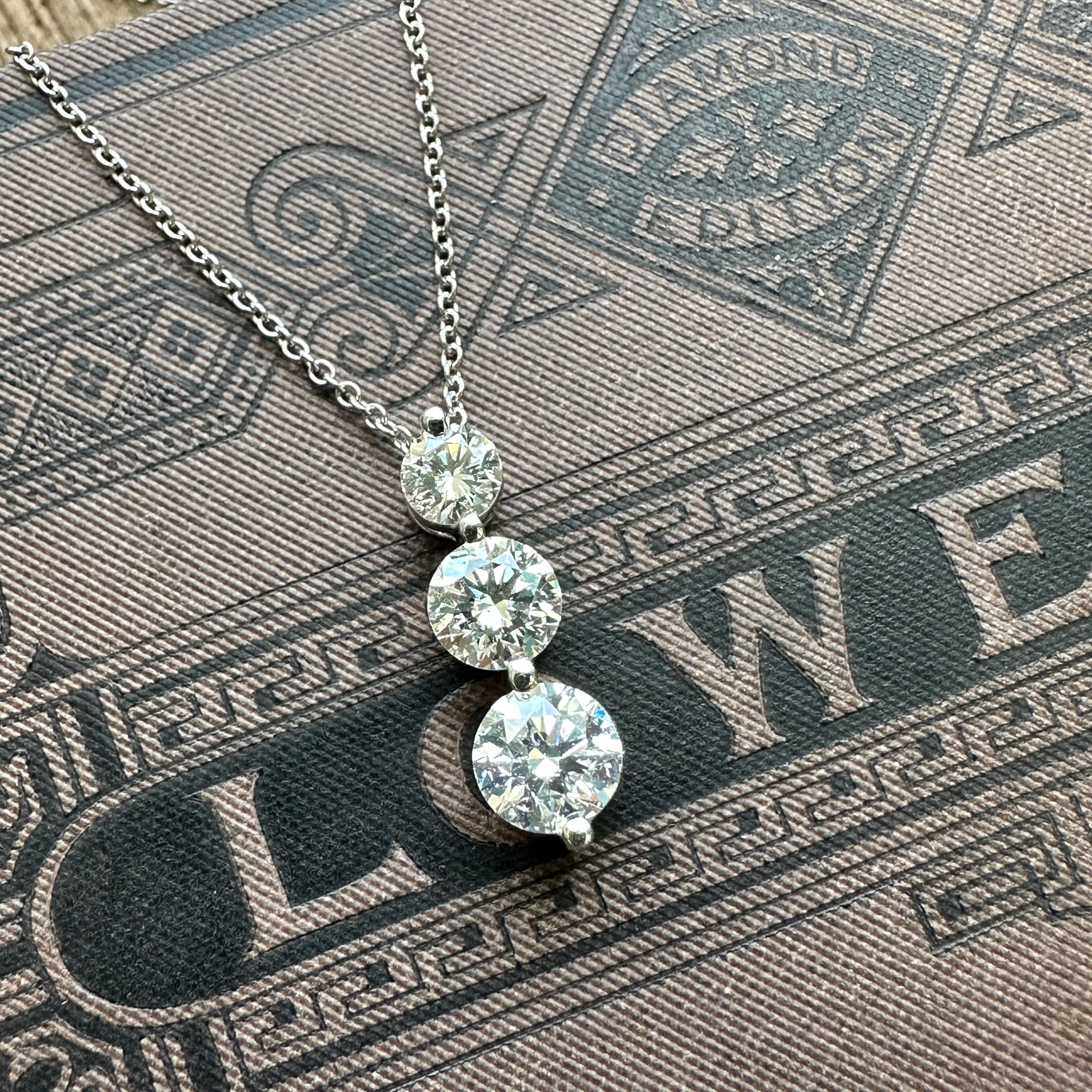 Vintage 1.5 ct Diamond 18K Pendant Necklace  For Sale 4
