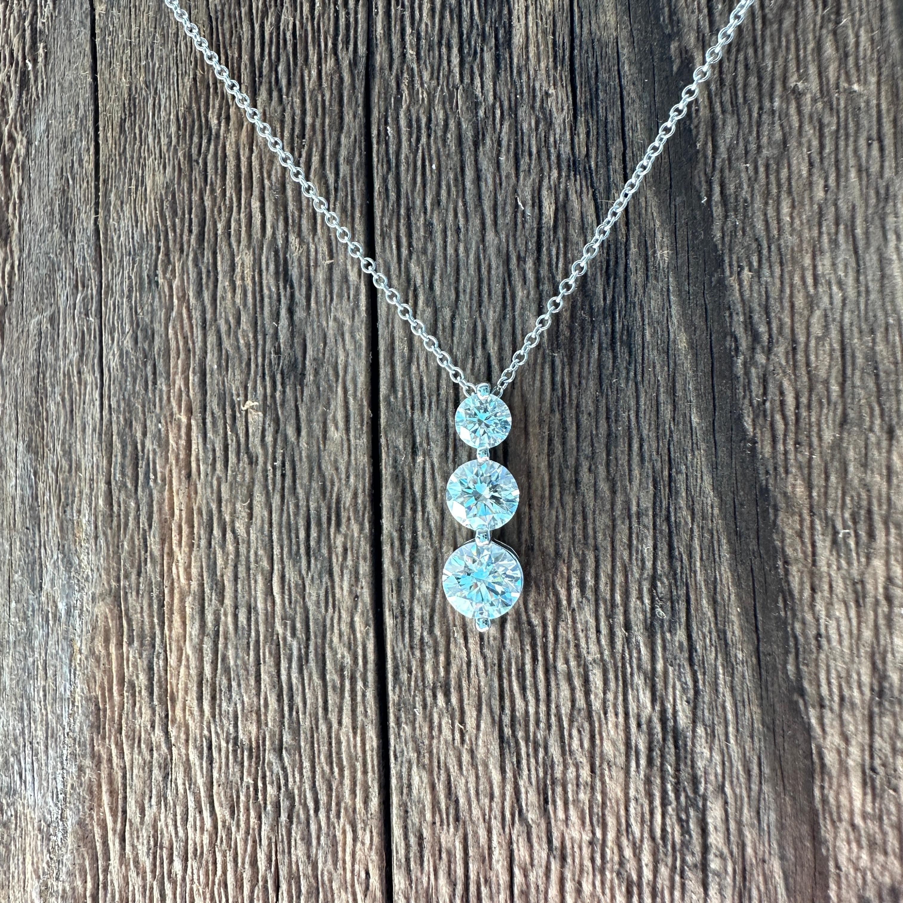 Vintage 1.5 ct Diamond 18K Pendant Necklace  For Sale 5