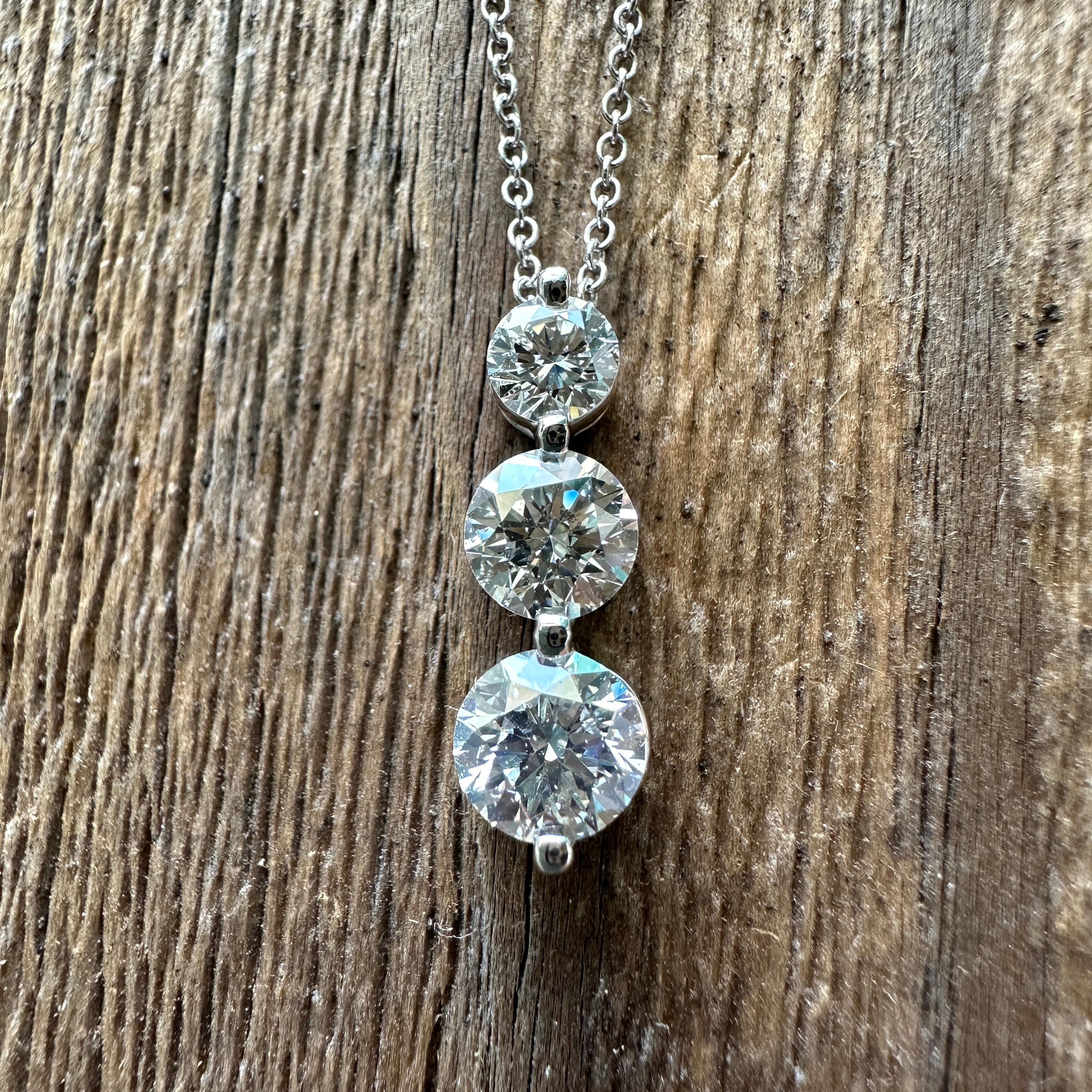 Vintage 1.5 ct Diamond 18K Pendant Necklace  For Sale 7