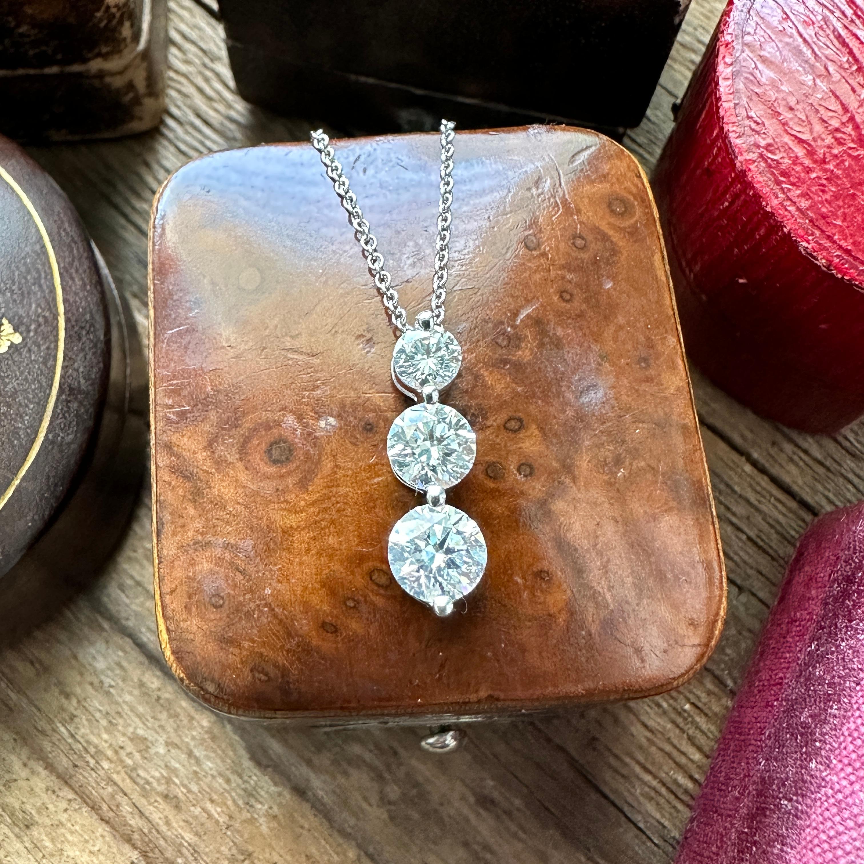 Vintage 1.5 ct Diamond 18K Pendant Necklace  In Excellent Condition For Sale In Scotts Valley, CA
