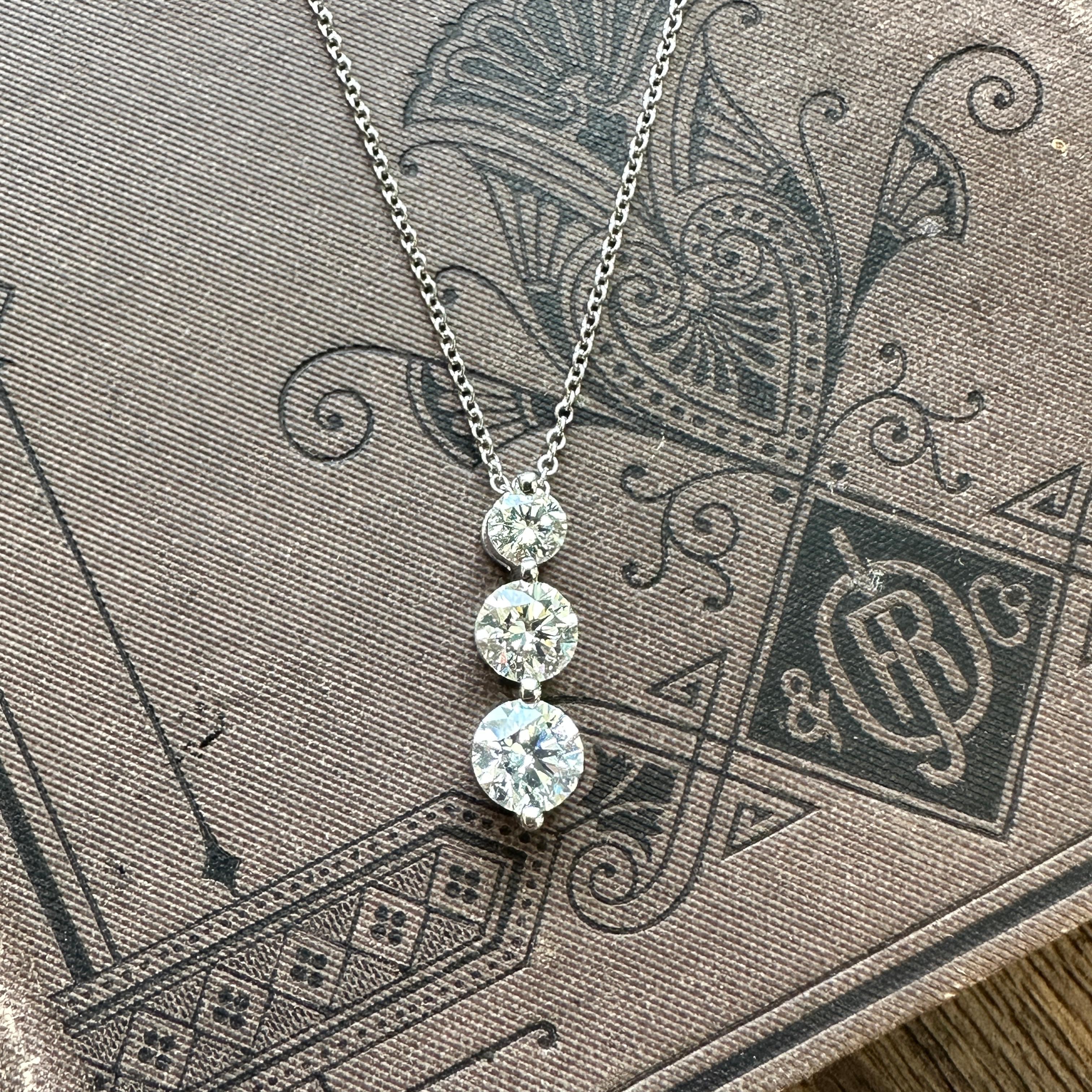 Vintage 1.5 ct Diamond 18K Pendant Necklace  For Sale 3