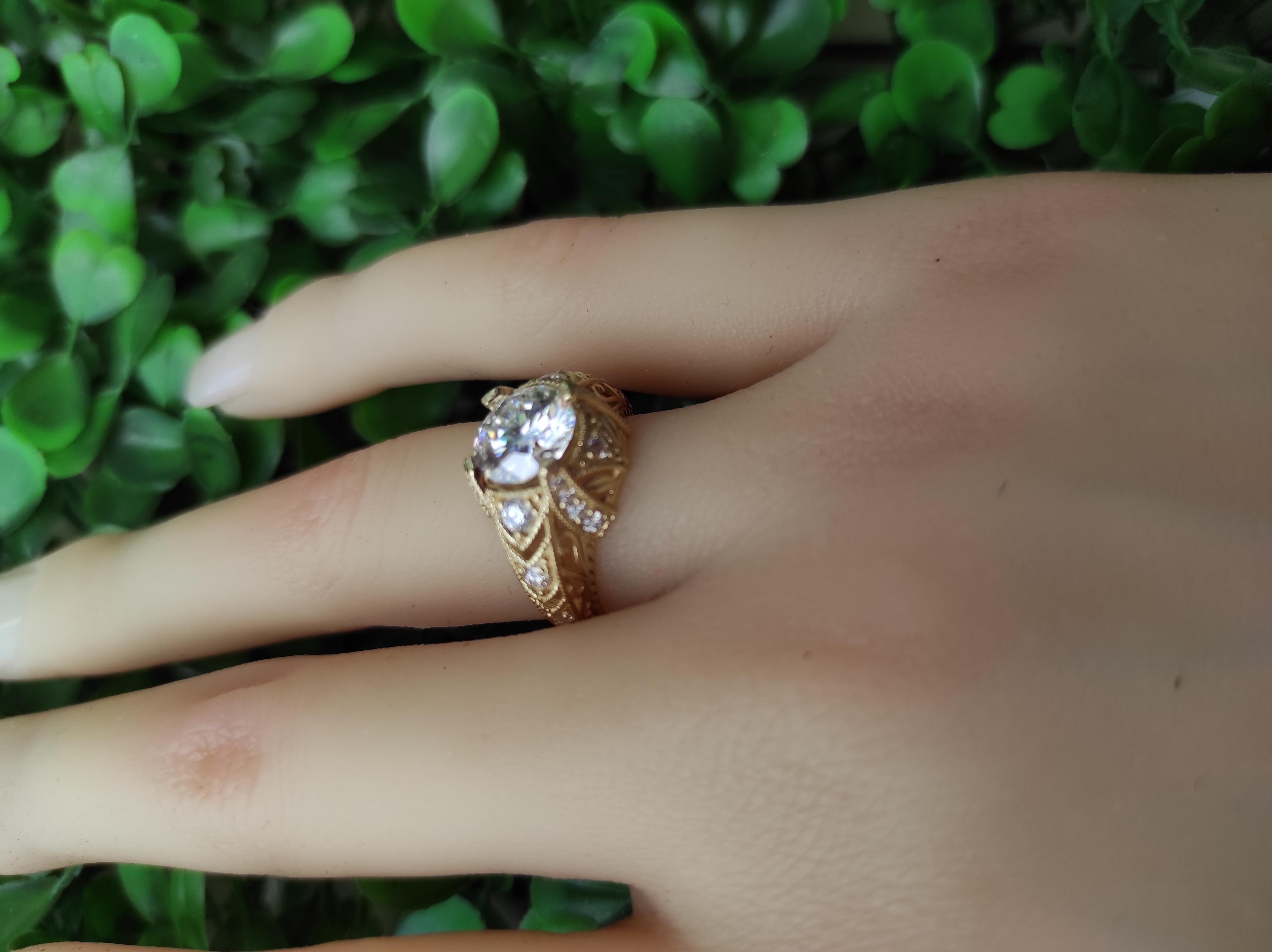 Im Angebot: Vintage-Stil 1,5 ct Runde Moissanite Engagement 14k Gold Ring. () 8