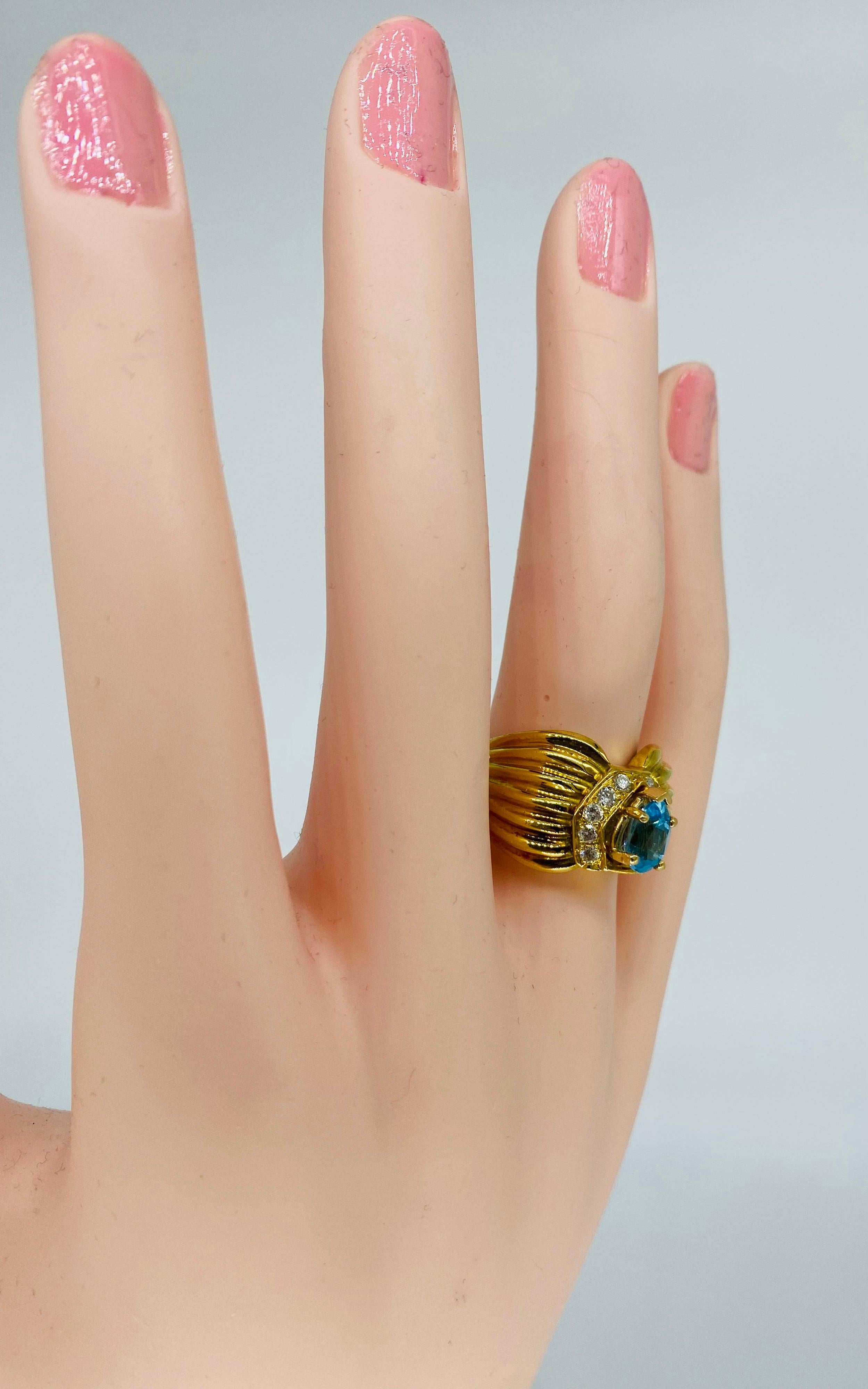 Anillo de cóctel vintage de oro de 18 quilates con aguamarina y diamantes de 1,50 quilates en Excelente estado para la venta en Miami, FL