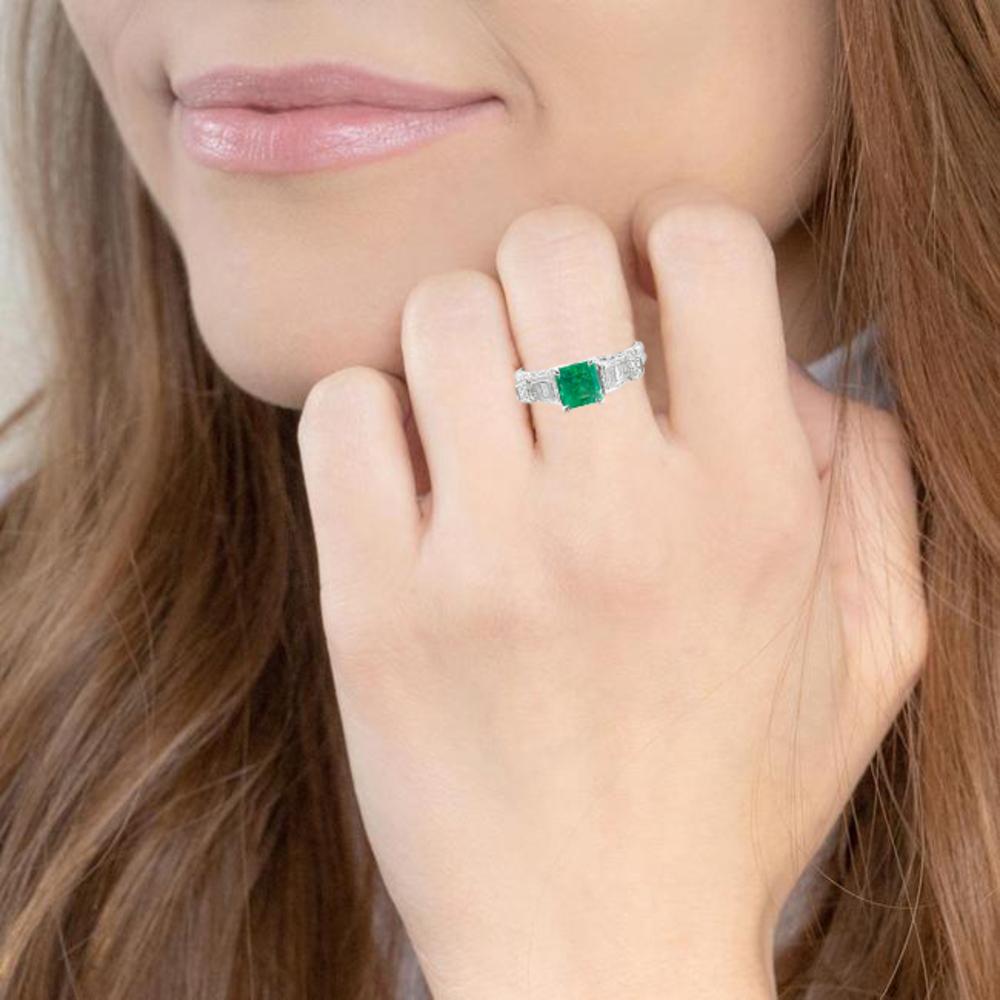 Women's Vintage 1.50 Carat Colombian Emerald Diamond Cocktail Engagement Ring For Sale