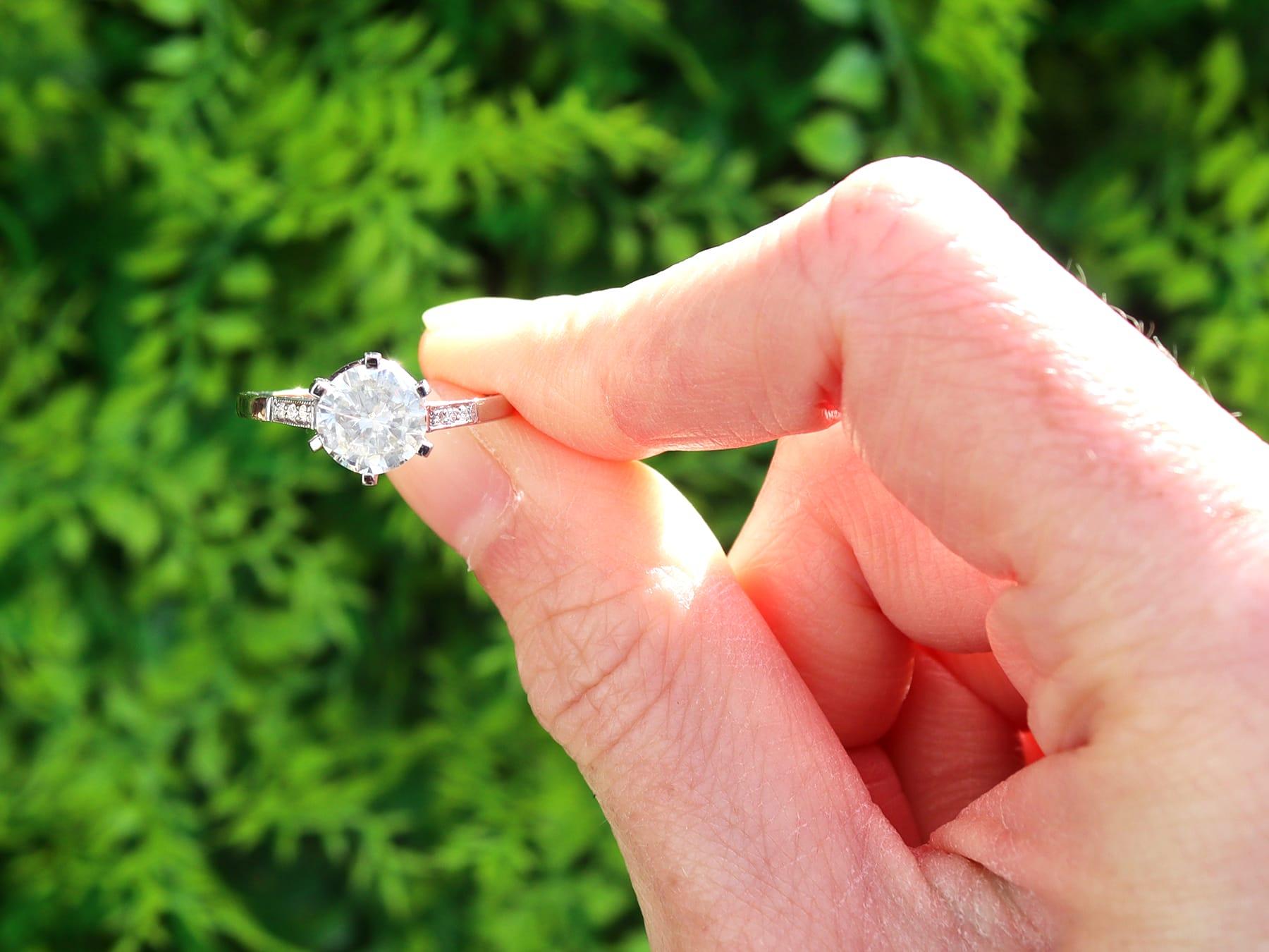 Magnifique bague solitaire vintage en platine et diamant de 1,50 carat, faisant partie de notre collection de bagues de fiançailles vintage.

Cette magnifique bague solitaire vintage a été réalisée en platine.

La monture percée et décorée est ornée