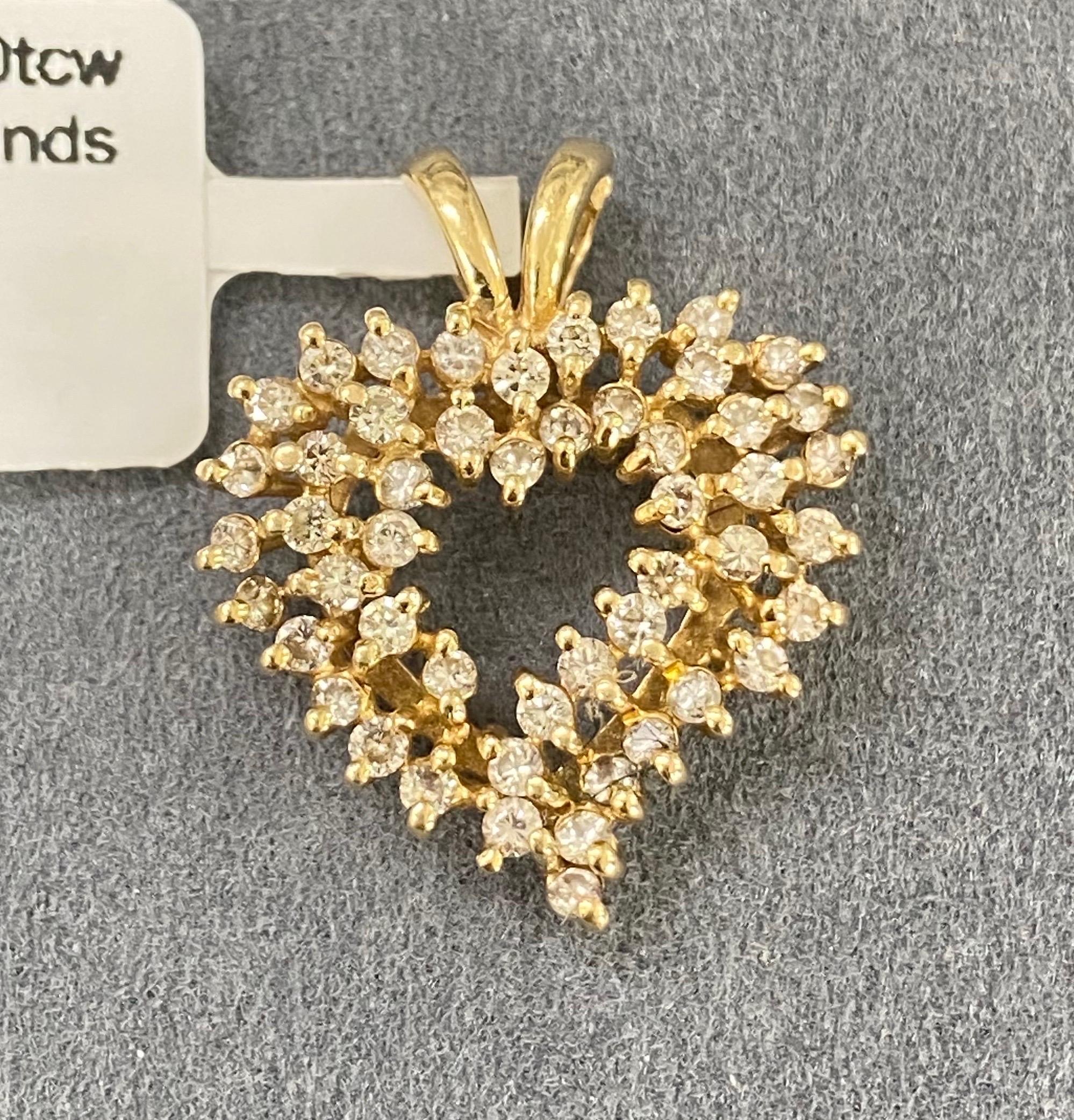 Vintage 1.50 Carat Diamonds Heart Pendentif 14k Gold. Un design étonnant et un sertissage de diamants sur l'ensemble de ce pendentif en forme de cœur chaleureux. Les diamants sont de taille ronde et brillante et sont sertis solidement sur l'ensemble